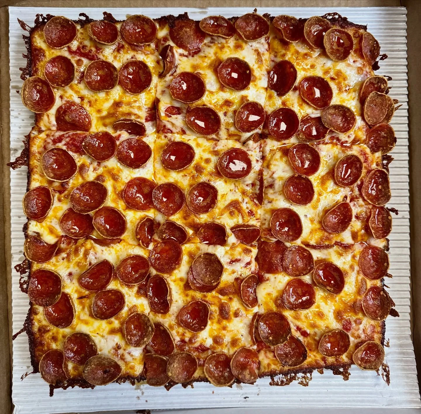 Are you a plain pepperoni kinda person or do you add additional toppings?🤔

Talk amongst ya selves. 

Ok love you bbbbbyyyyyyeeeeeeee

#pizzagram #pepperonipizza #gahannaohio #columbusohio #gahanna