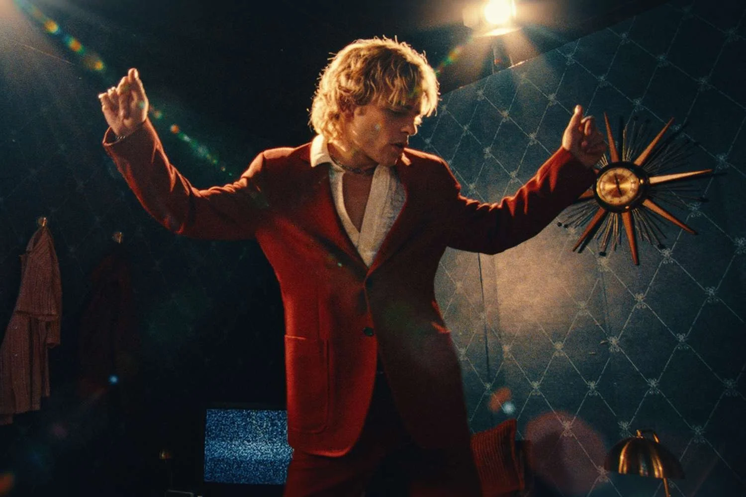 ross-lynch-music-video-111623-tout-a27b65edd0f54f69be5290b832dc26cc.jpg