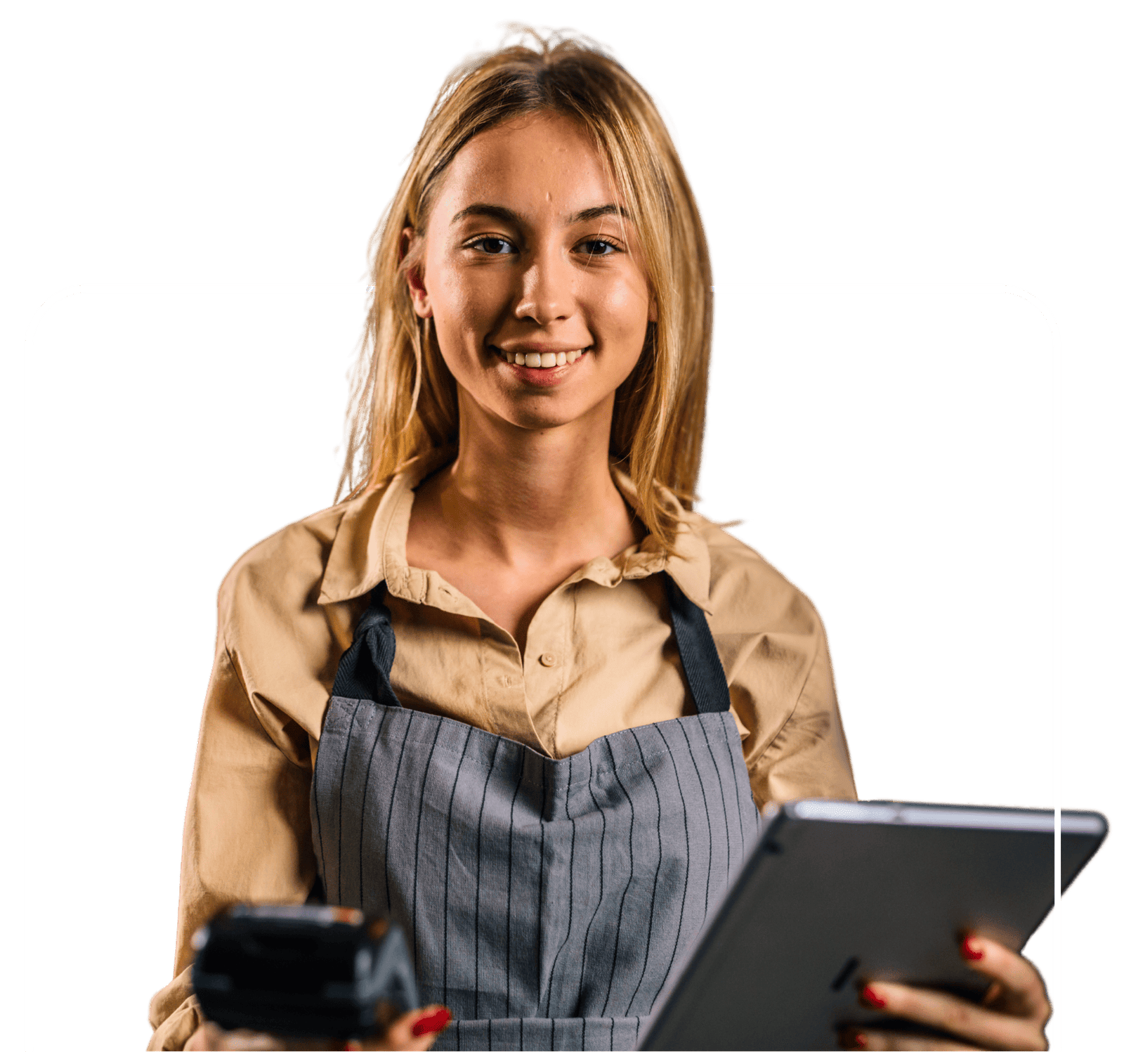 Joven mujer con delantal a rayas, sosteniendo una tableta y un lector de código de barras, sonriendo frente a un fondo negro.