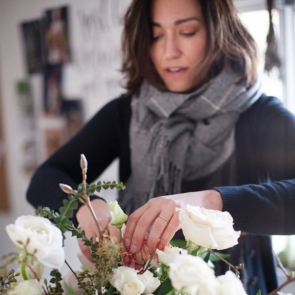 summer robbins arranging flowers in her bend, oregon studio