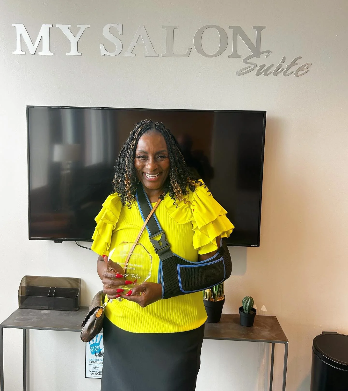 Our COO got surprise our June Agent of the Month with her award today while she was in the salon helping salon pros! Congrats again Bennetta! 🥇 ⭐️