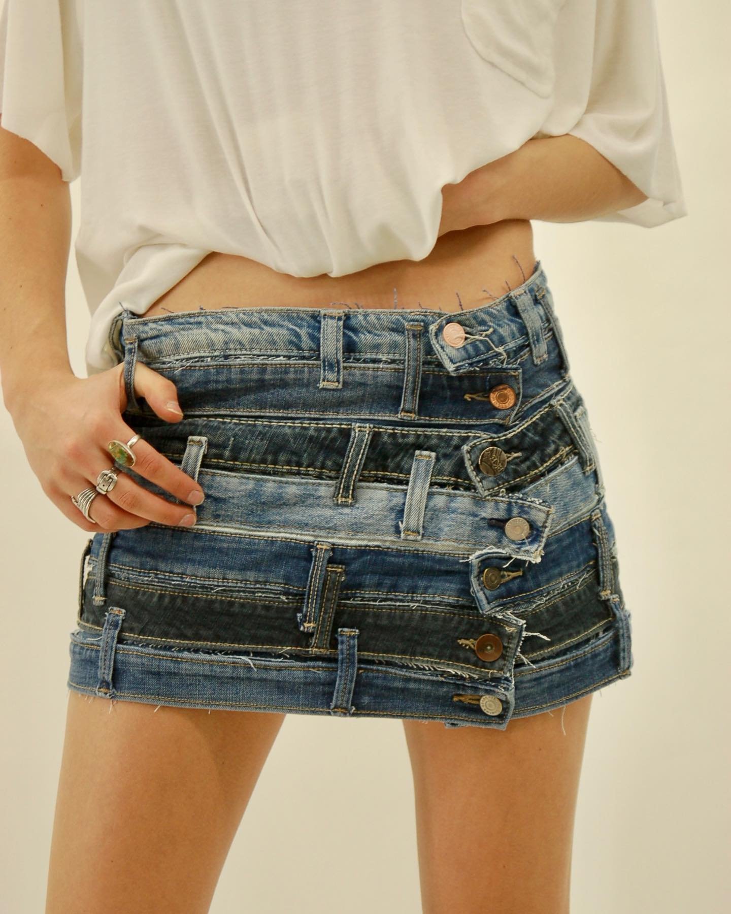 Waistband mini skirt! Ripped the waistbands off 7 pairs of jeans and sewed them together to create this super cute skirt that can be styled multiple ways! This may be my favorite up cycle so far🫣
&bull;
&bull;
&bull;
#upcycle #bozeman #staysustainab