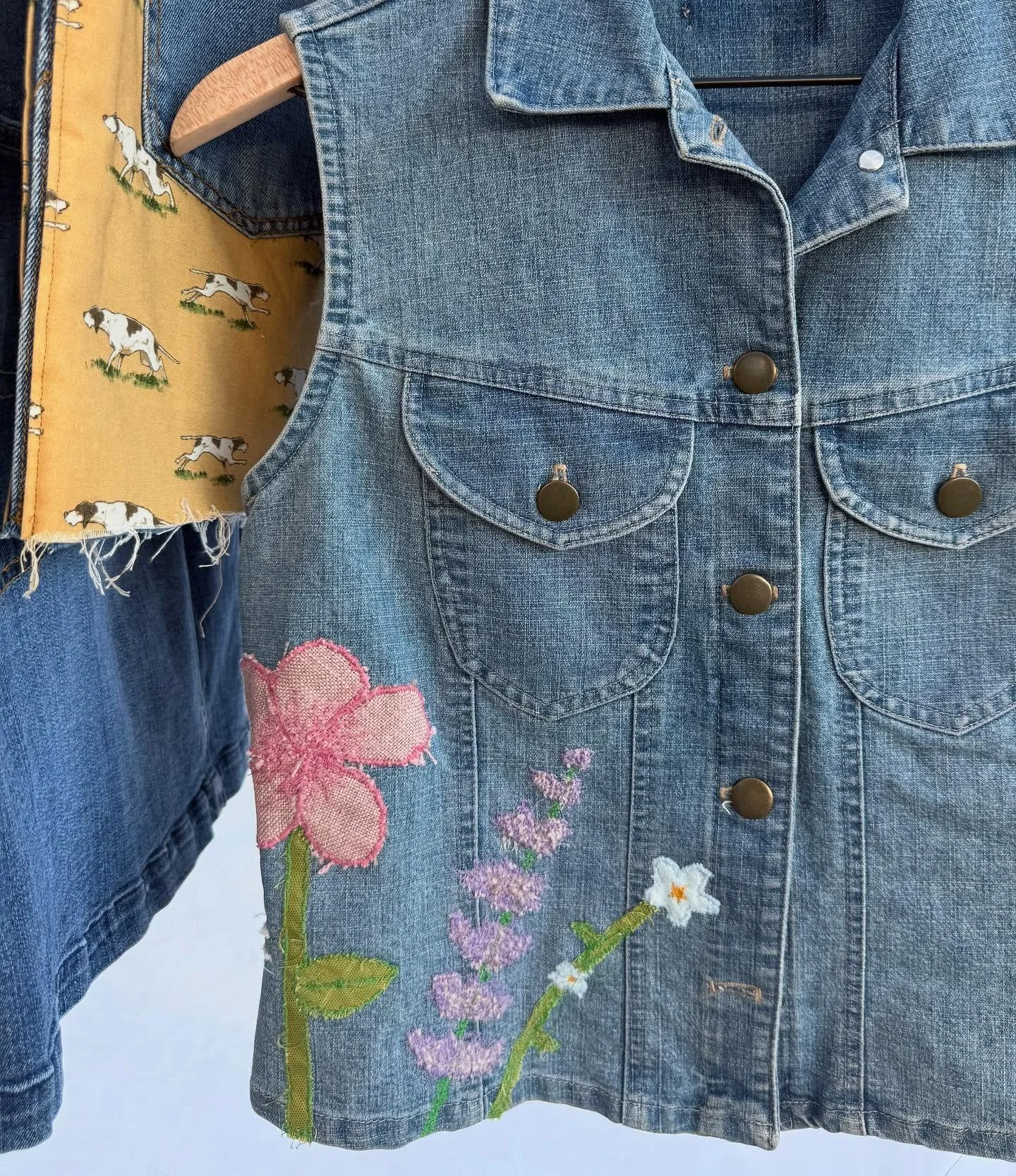 Fabric scraps to flowers🌷🌼 Found this nice fitted vest and decided it was time to break out the scrap pile once again to make some wildflowers! 
&bull;
&bull;
&bull;
#wildflowers #upcycle #denim #embroidery #handmade #bozeman #smallbusiness #montan