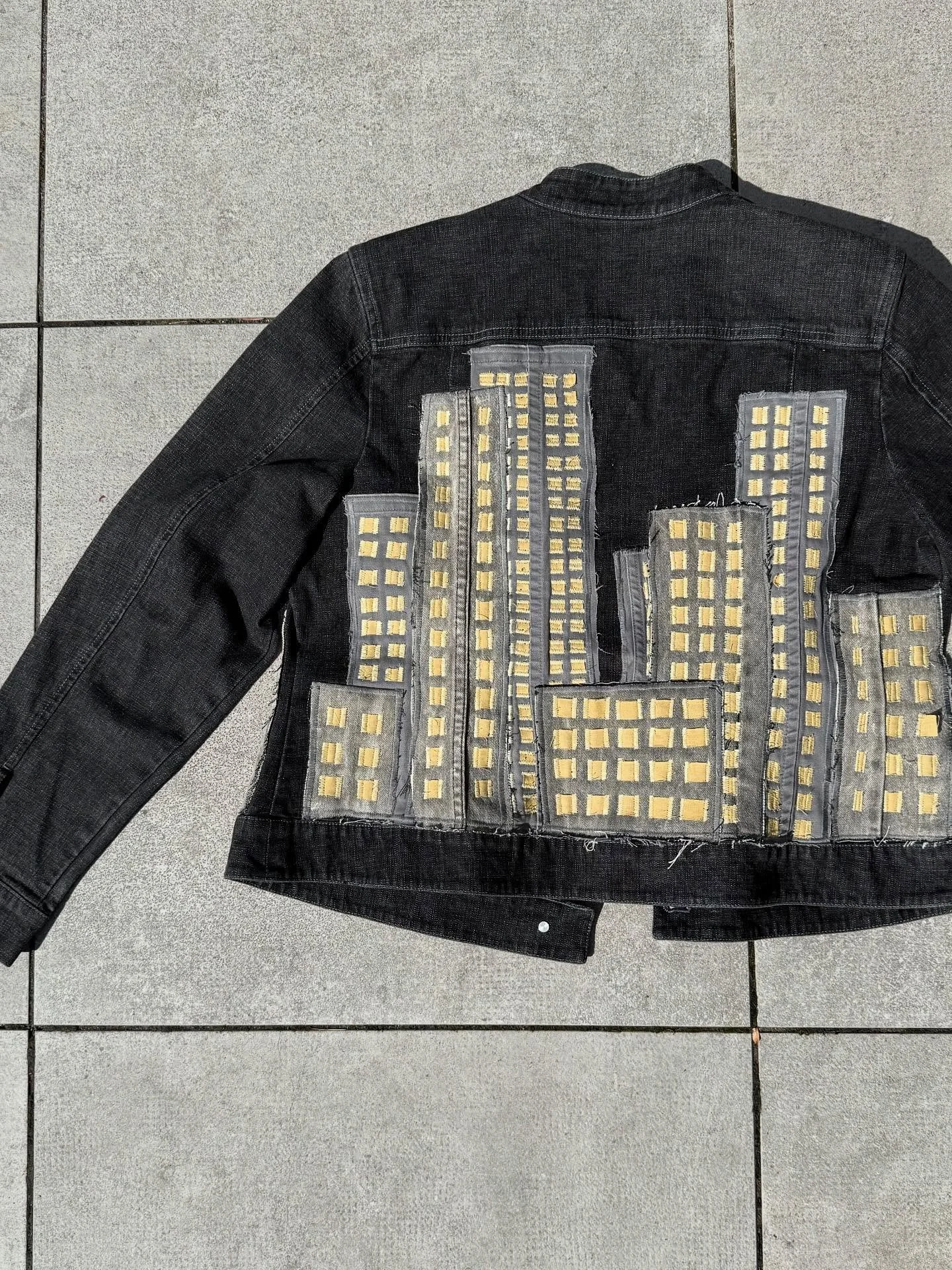 City skyline jacket! Pant seam buildings and fabric scrap windows. 
Straight lines are a challenge so cutting and aligning a TON of tiny squares was a fun puzzle and I love how it turned out:)
&bull;
&bull;
&bull;
#cityskyline #upcycle #denim #bozema