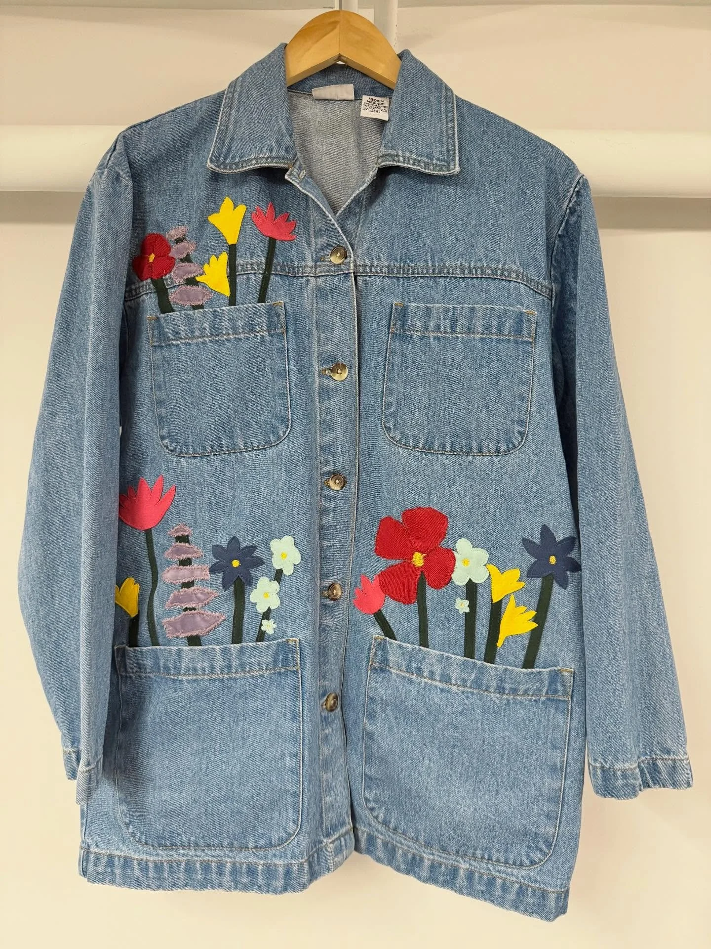 Pocket full of flowers🌹🌷Fabric scraps upcycled into cute flowers on a denim jacket! 
&bull;
&bull;
&bull;
#applique #denim #flowers #bozeman #handmade