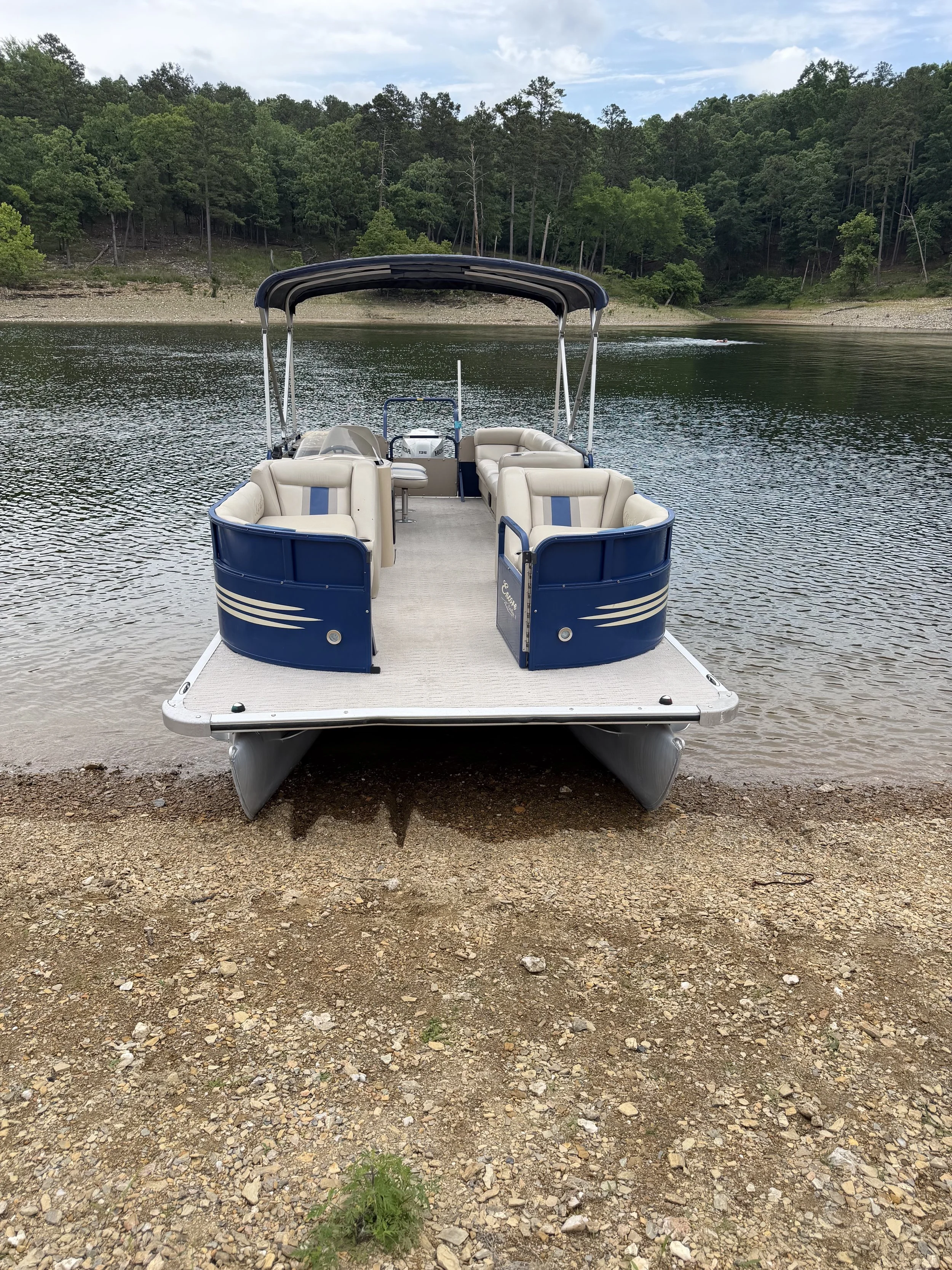 Hochatown Hills and Thrills Pontoon Boat Rental ready for a day on the lake.