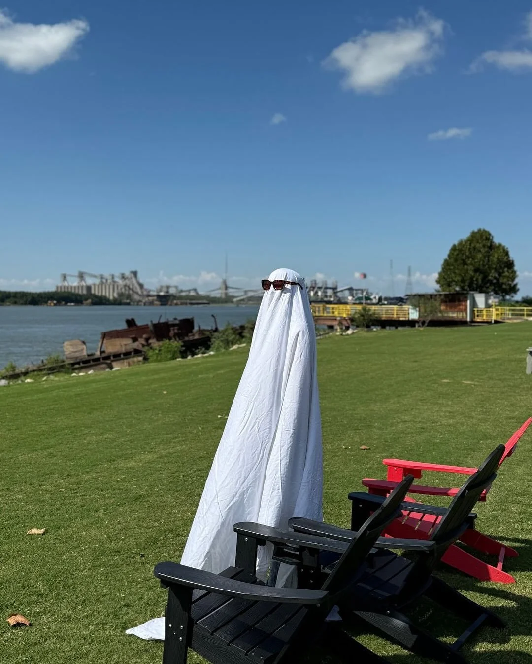 Just ghostly things. 💅 Swipe for a day in the life of The Rigs’ friendly ghost.
👻👻👻👻👻👻👻👻👻👻👻👻👻👻👻👻👻👻👻
#coworking #nolacoworking #coffee #ghost #spookyseason