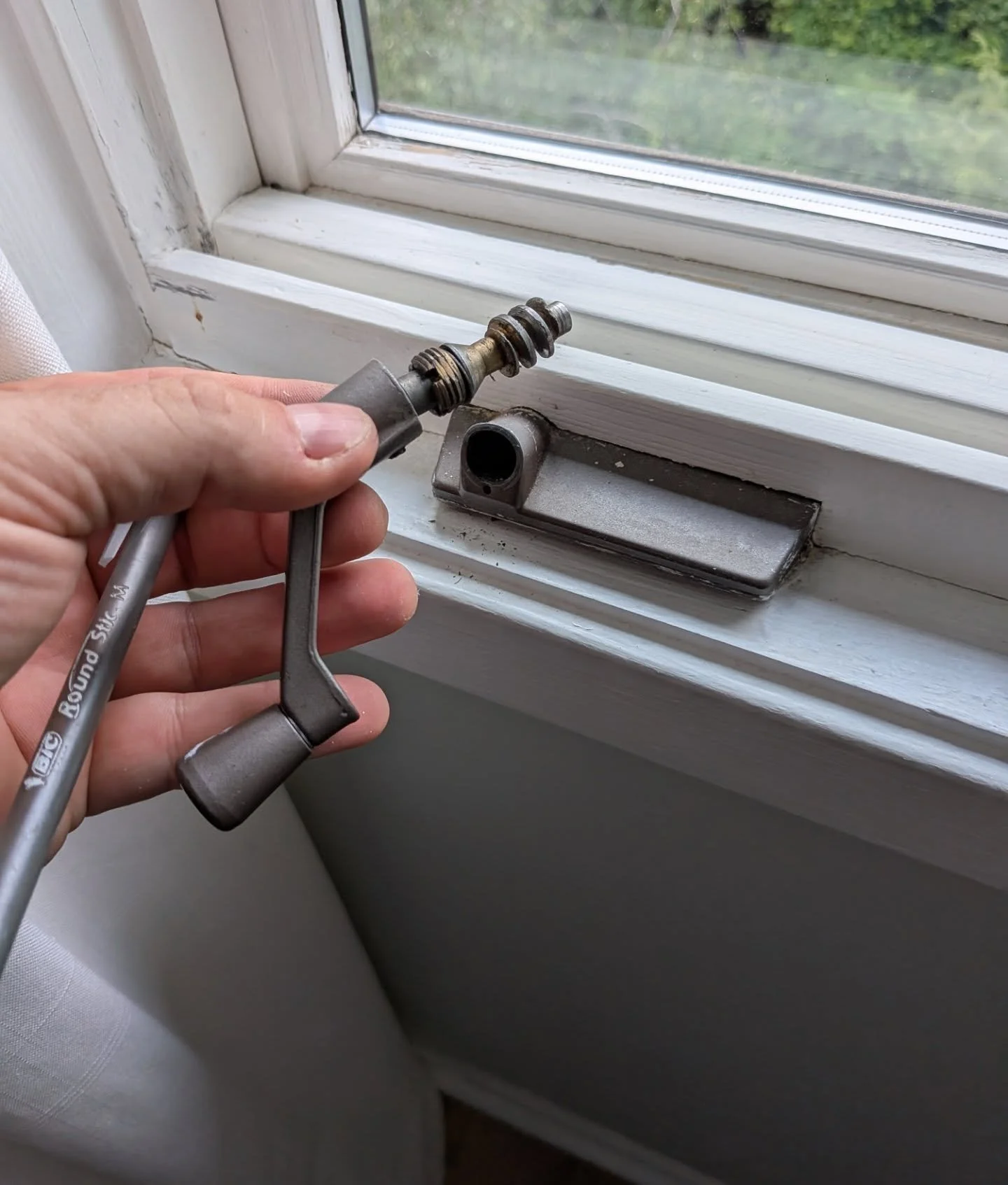 Casement windows won't open?  We can fix that! 
.
.
#homerepair #casementwindow #handyman #goodrichhomerepair