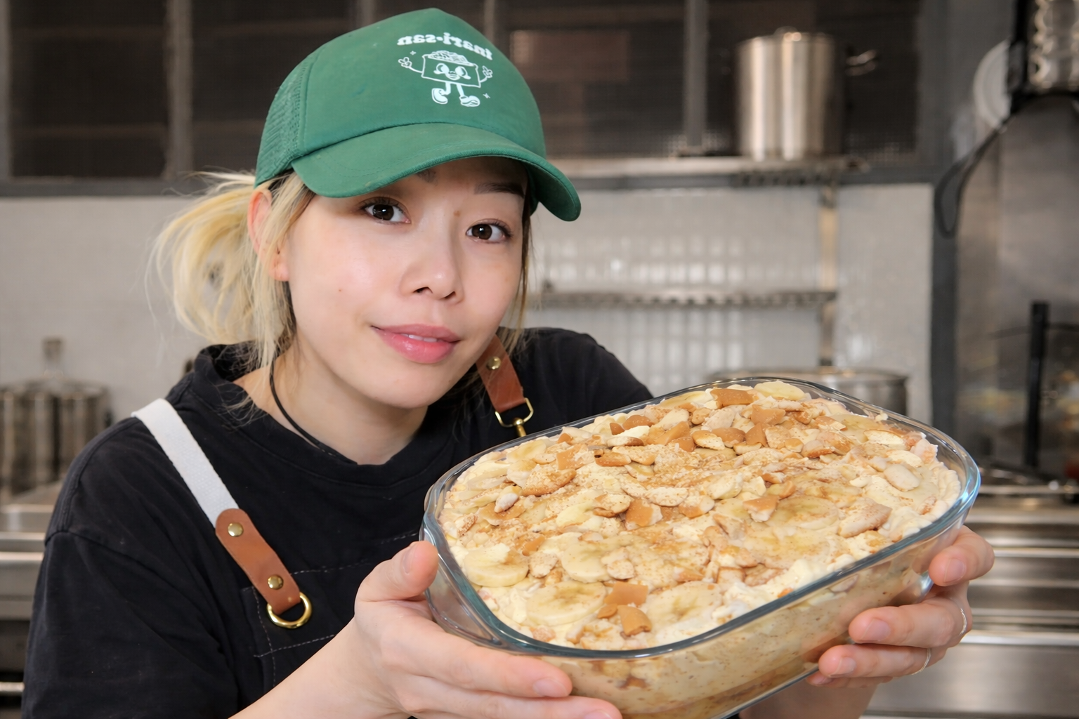 Phi und eine Schale Bananenpudding in der Hand