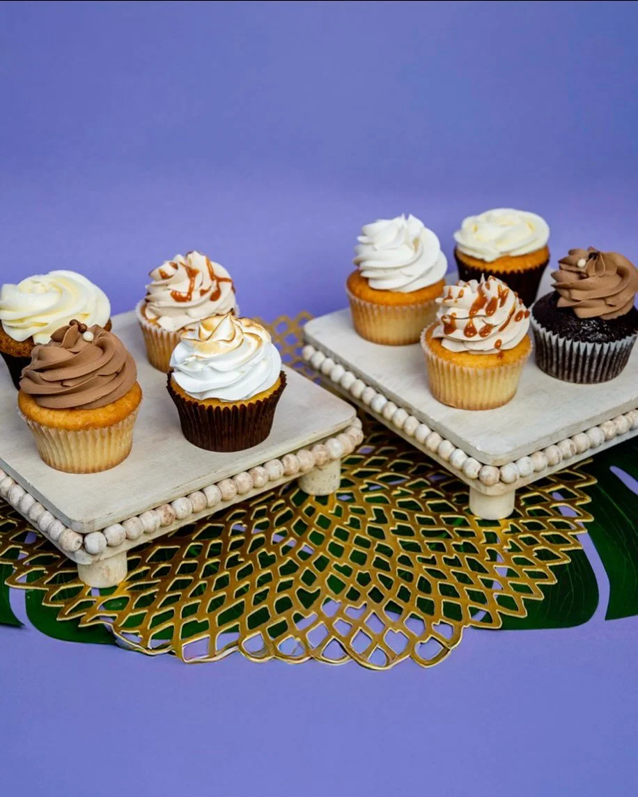 Custom cakes and cupcakes offered and always made to order. 

What&rsquo;s your favorite flavor? 

#nyc #thebronx #karinabakes #dominicanbaker #cakes #dominicancake #cupcakes