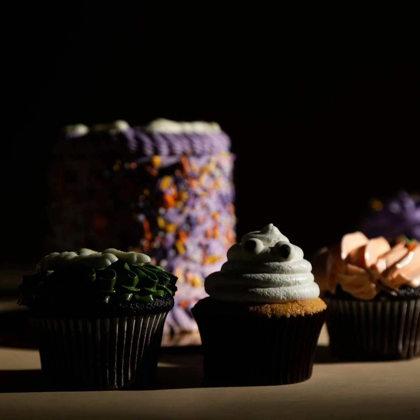 Spooky season is here 👻 
Cupcakes &amp; cake available this month for your Halloween events.

Cupcakes y bizcochos disponibles este mes para tus eventos de Halloween 🎃 

#halloween #cake #cupcakes #dominicancake #bizcochodominicano #dominicanbaker