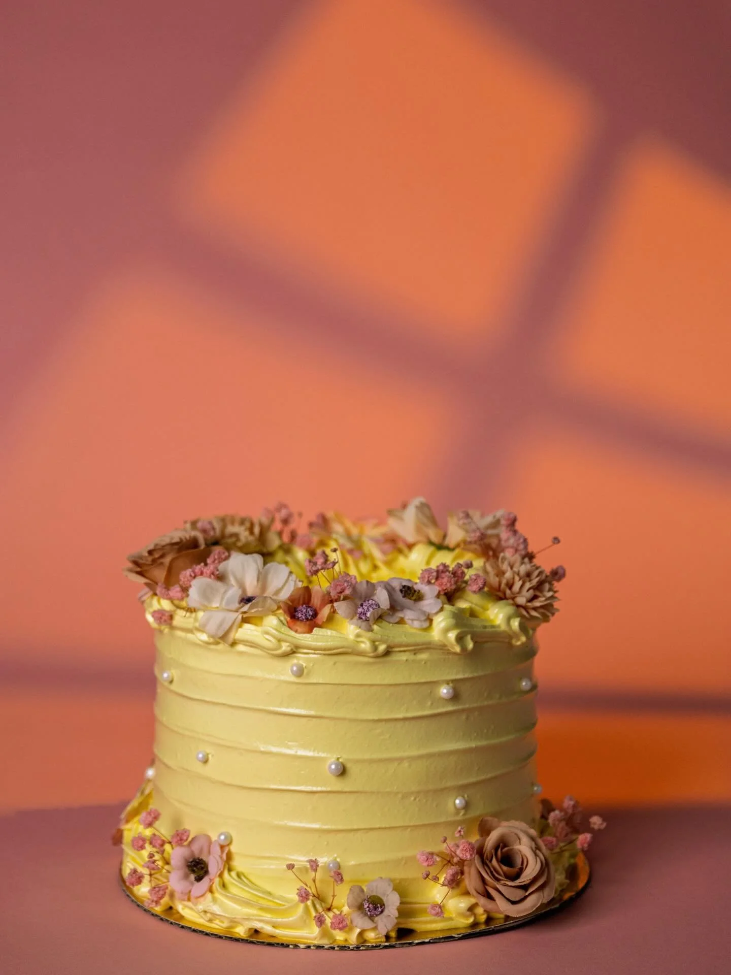 Easter is almost here! Place your orders today before it&rsquo;s too late. 🐣
This cake is Dominican vanilla cake filled with homemade dulce de leche and frosted with Dominican frosting. 
Bunny ears available for cake decor 🐰 

&iexcl;La Pascua ya c