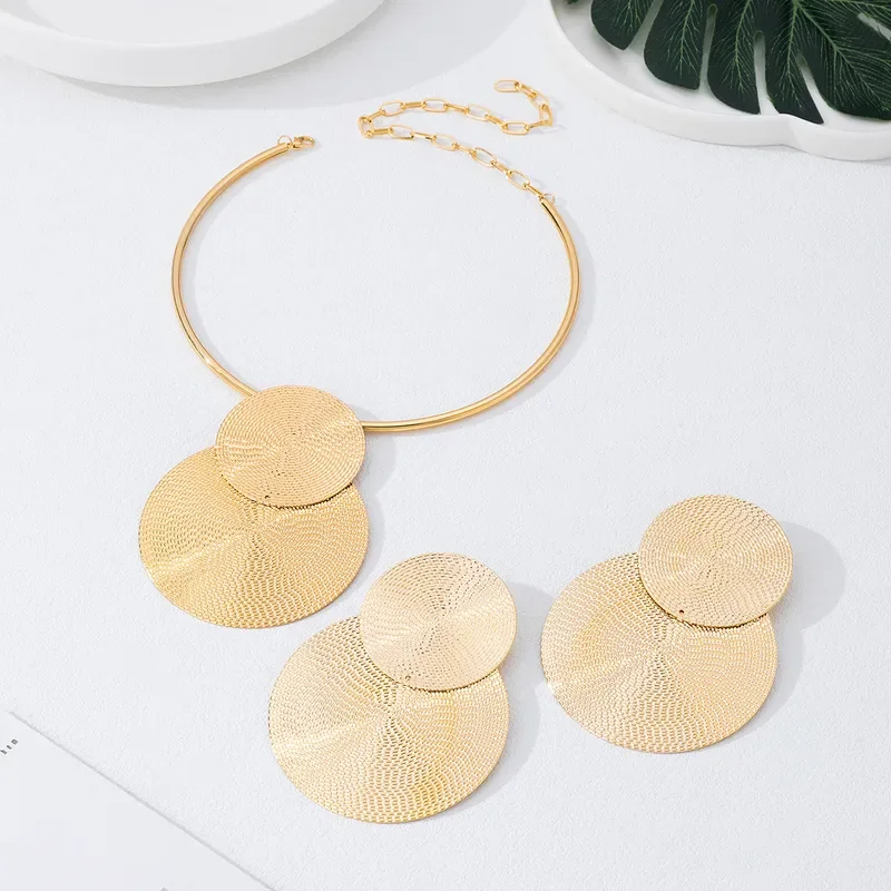 Women-s-Imitation-Gold-Plated-Round-Disc-Splicing-Choker-Earrings-Jewelry-Box-Chain-Set-3.webp