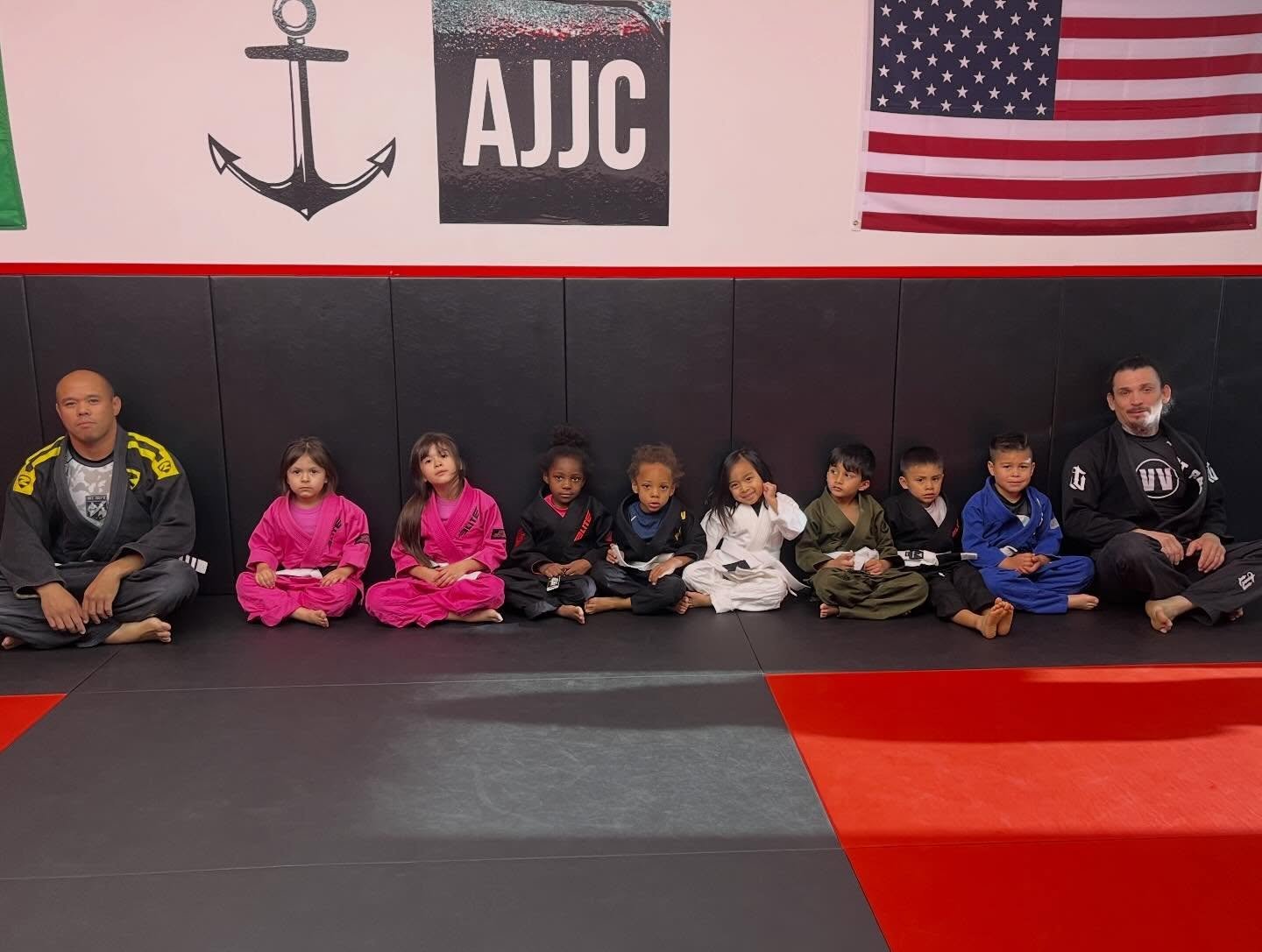 Lil ninjas ending the week off strong 💪 4-6 years old jiu jitsu start them young @anchorjiujitsuclub 🫡⚓️🏴&zwj;☠️ #kids #zenith #active #funlearning #jiujitsukids  Chino California