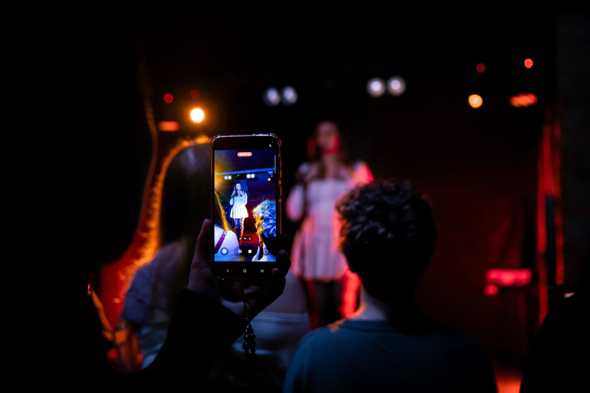 Anna Lea performing in Glasgow as seen through the lens of a fan's phone camera (Photo via Danni Arndt)