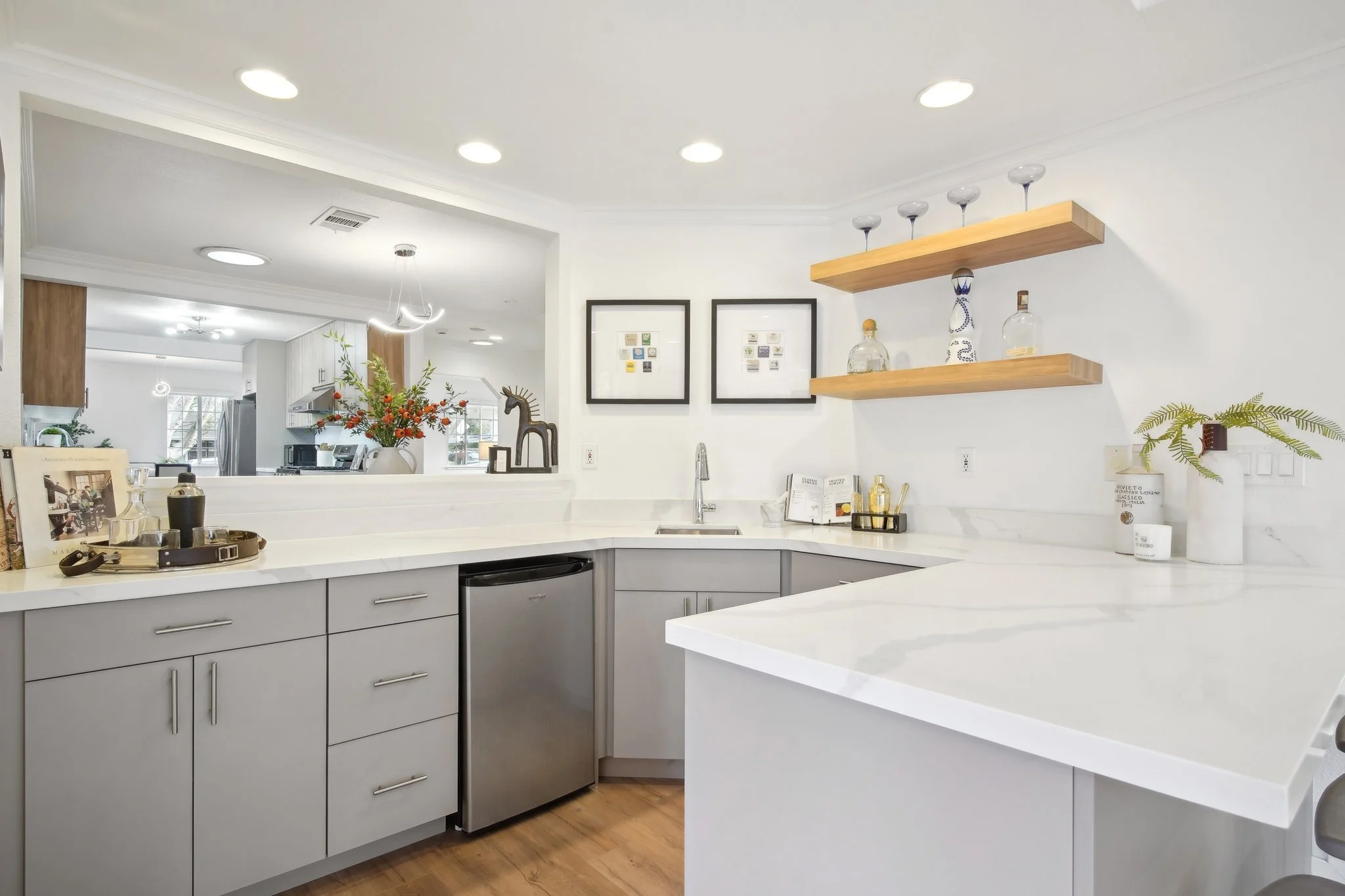 21-web-or-mls-Hampton Ave-021.jpg