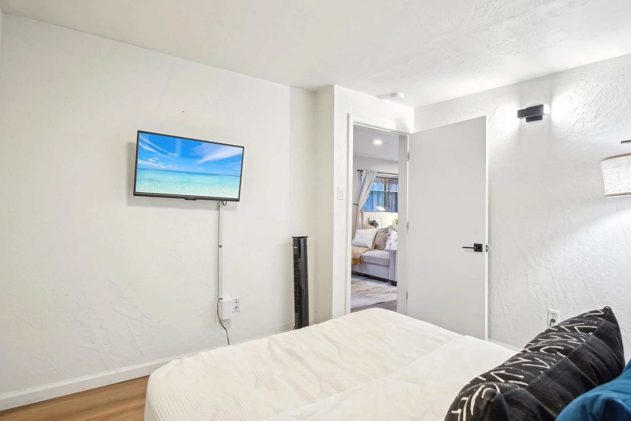 46-web-or-mls-Hampton Ave-046.jpg