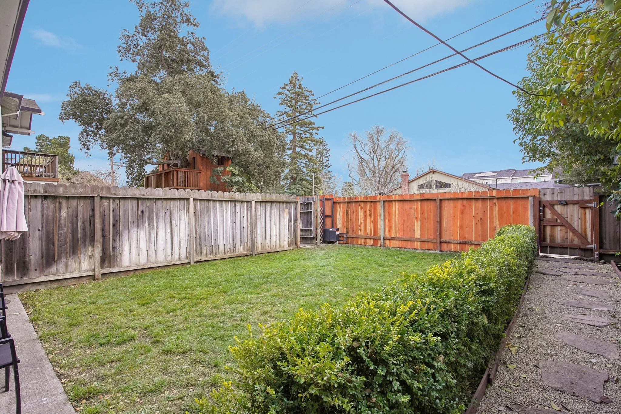 57-web-or-mls-Hampton Ave-057.jpg