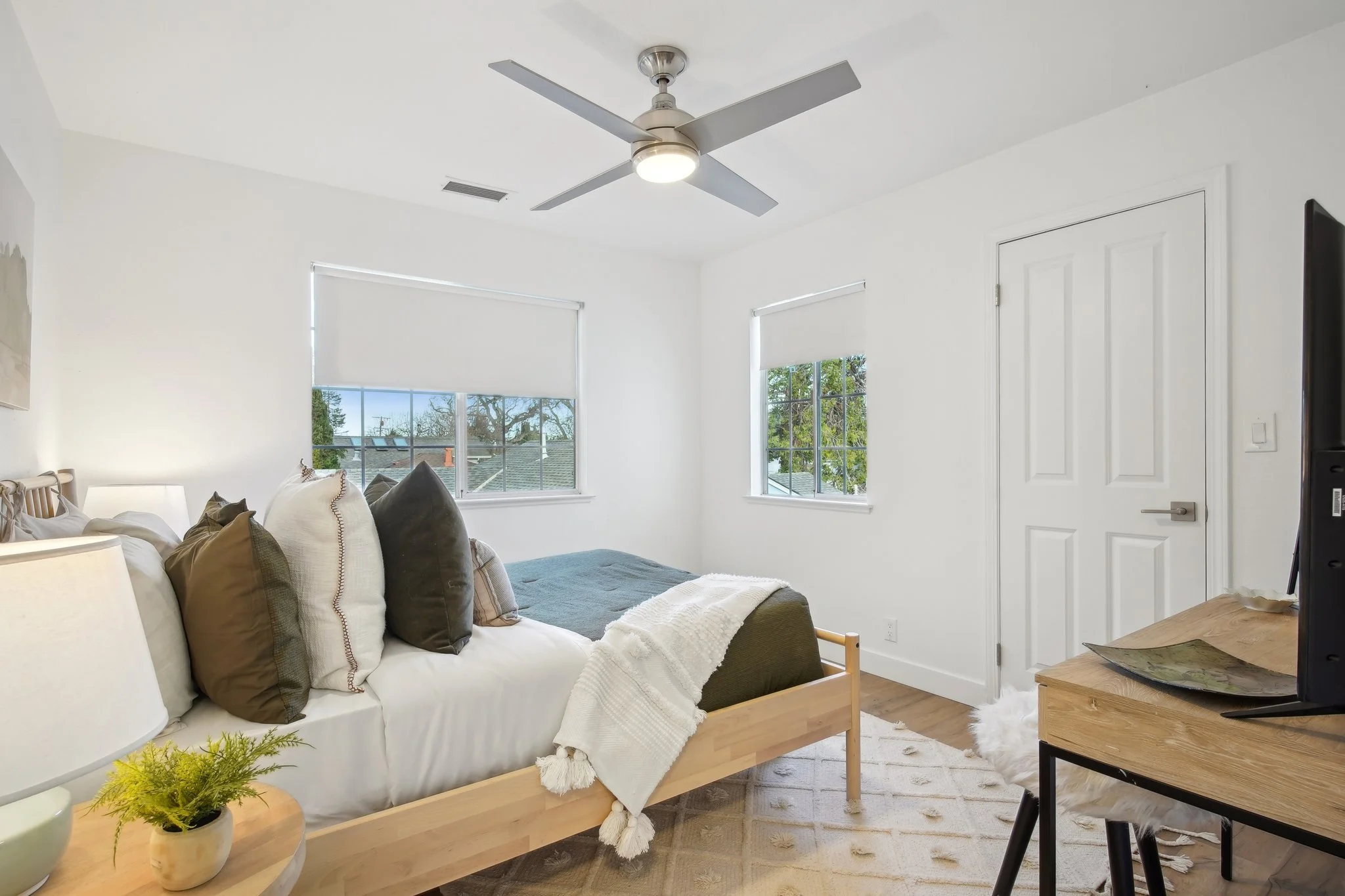 33-web-or-mls-Hampton Ave-033.jpg