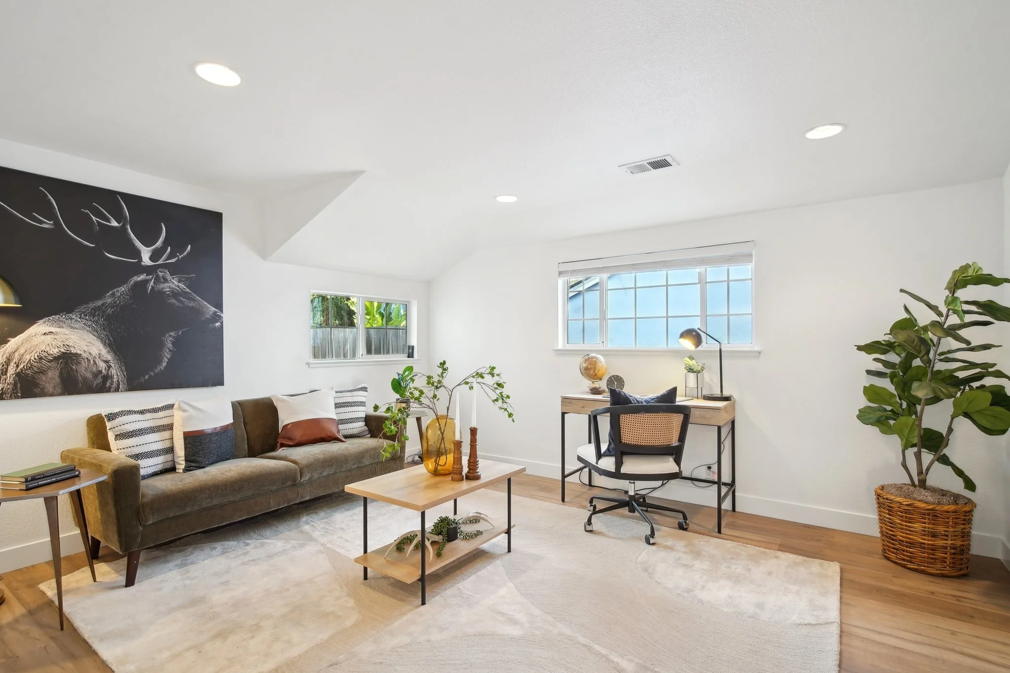 24-web-or-mls-Hampton Ave-024.jpg