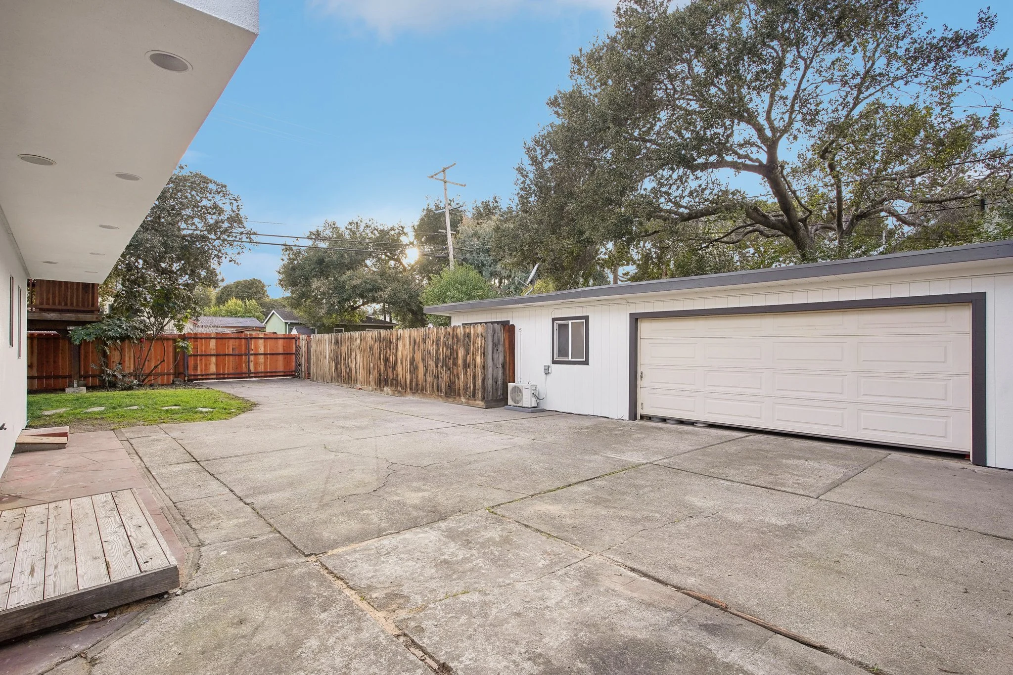 56-web-or-mls-Hampton Ave-056.jpg