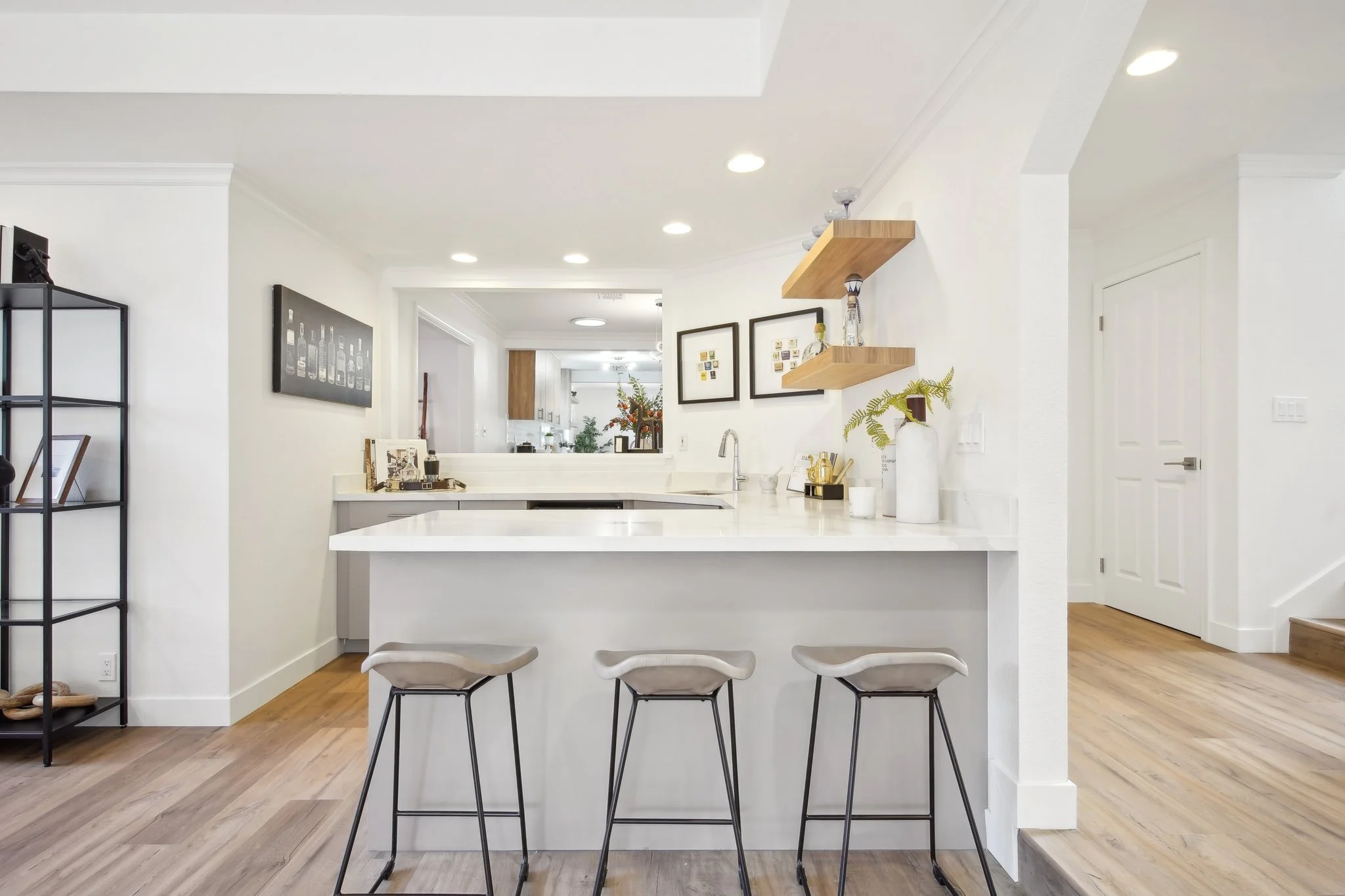 22-web-or-mls-Hampton Ave-022.jpg