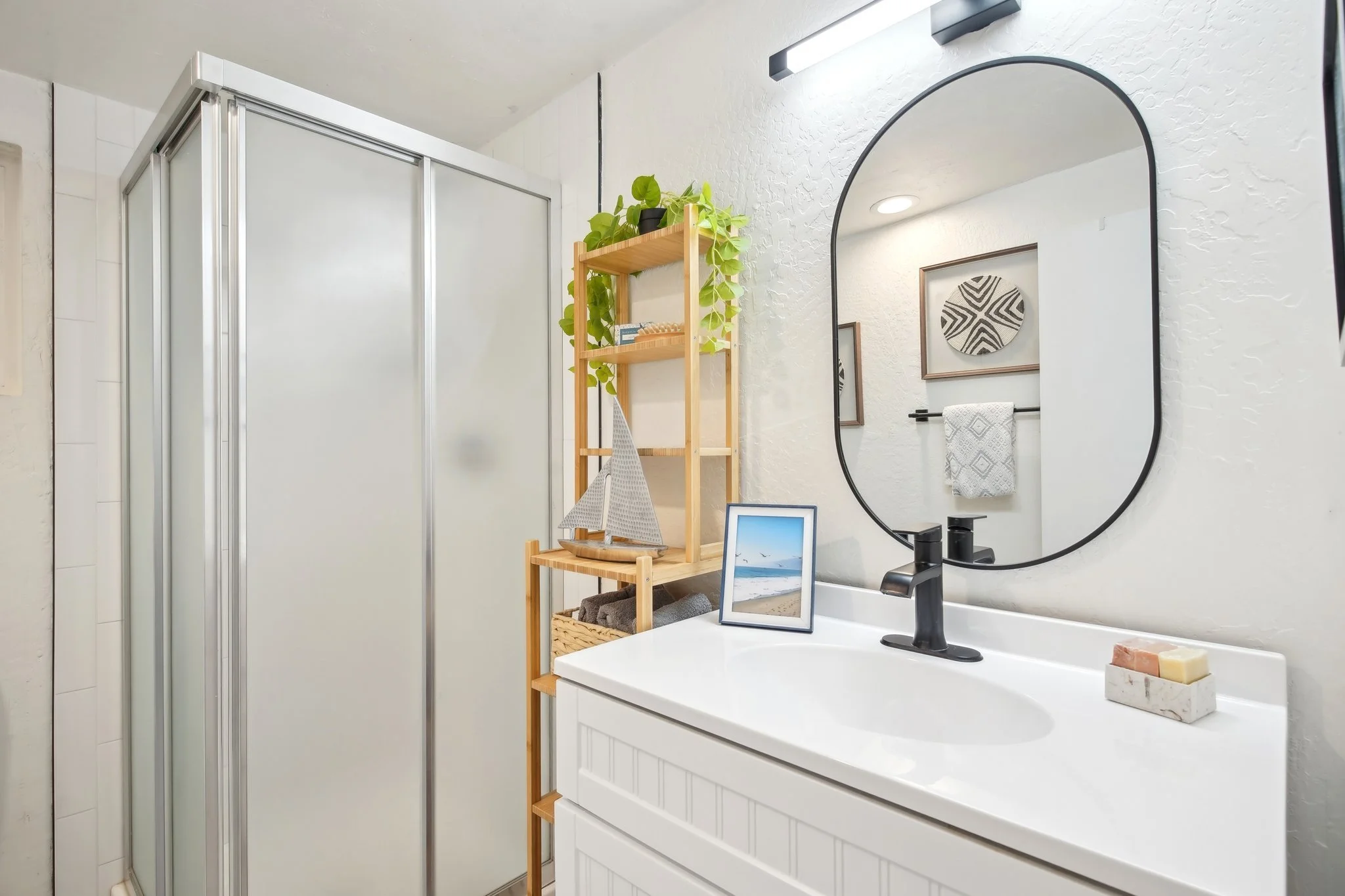 44-web-or-mls-Hampton Ave-044.jpg