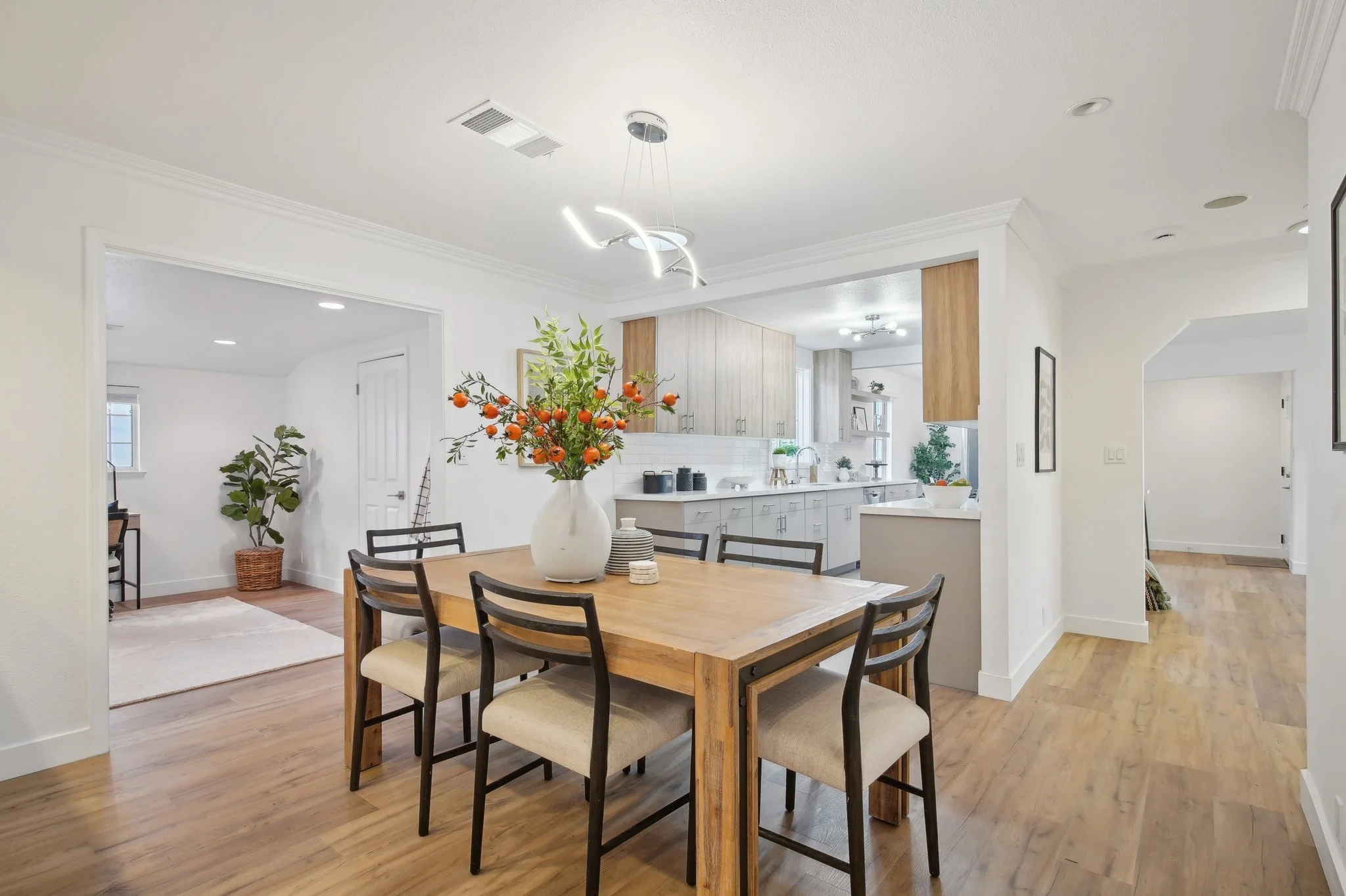 15-web-or-mls-Hampton Ave-015.jpg