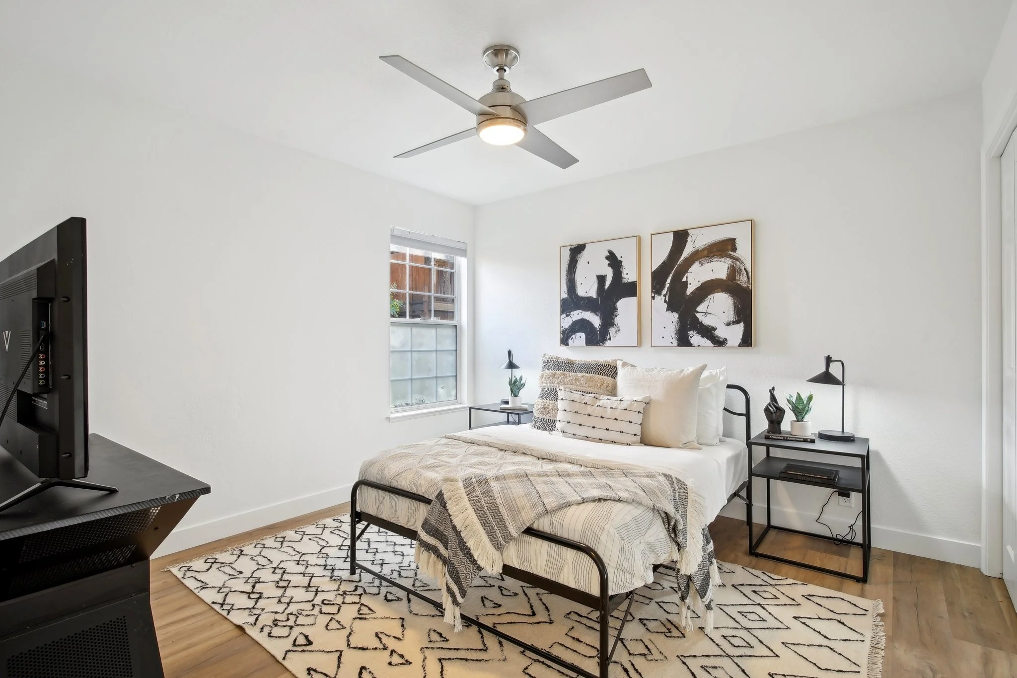 27-web-or-mls-Hampton Ave-027.jpg