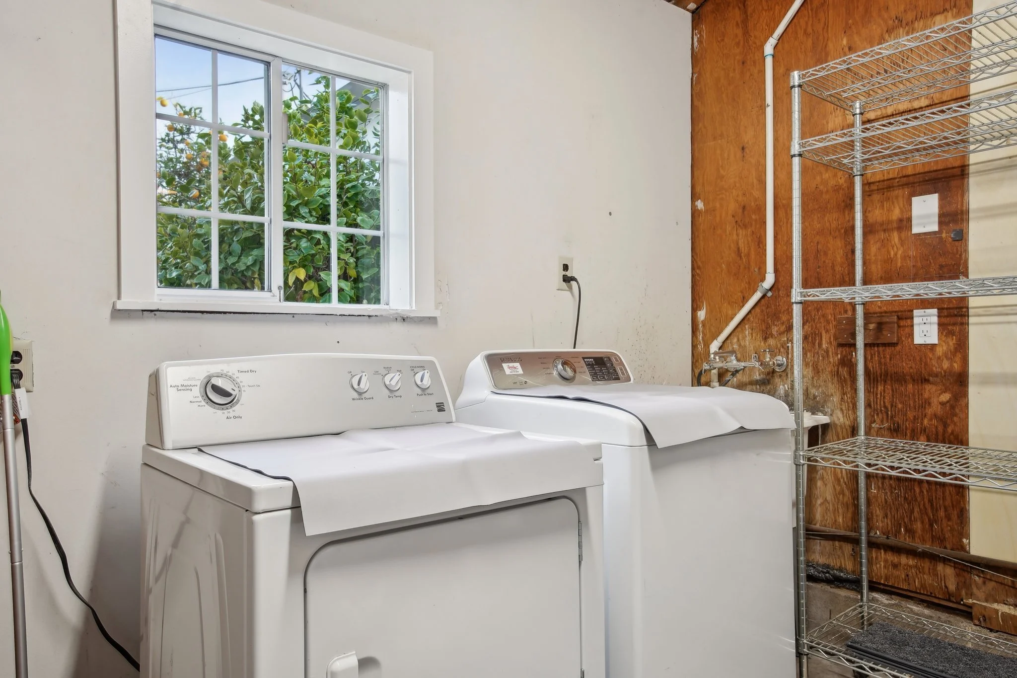 43-web-or-mls-Hampton Ave-043.jpg