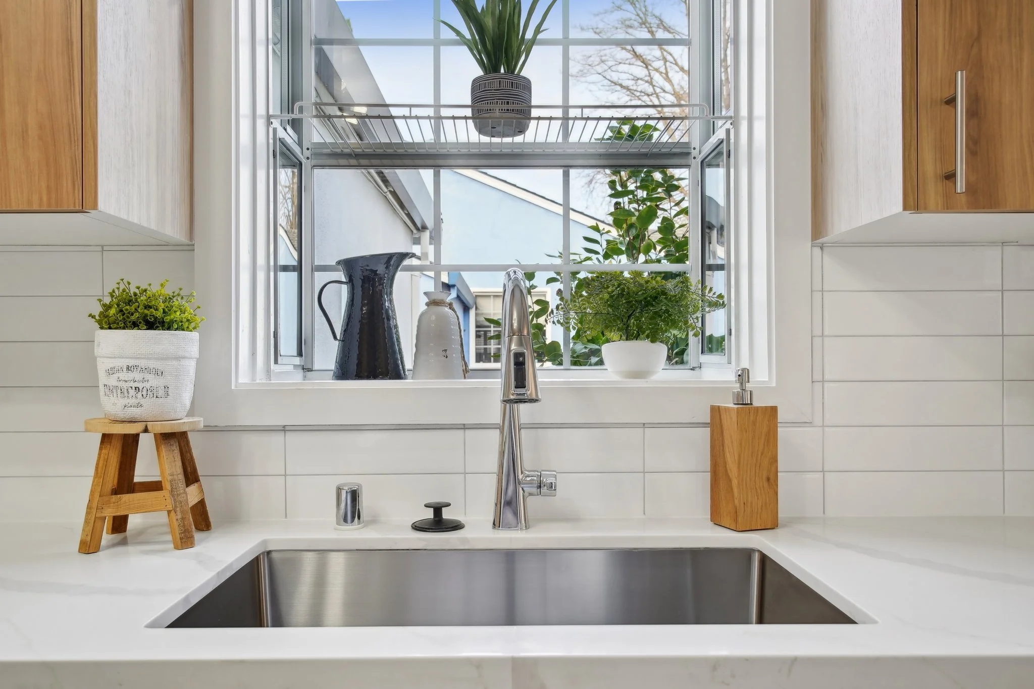 18-web-or-mls-Hampton Ave-018.jpg