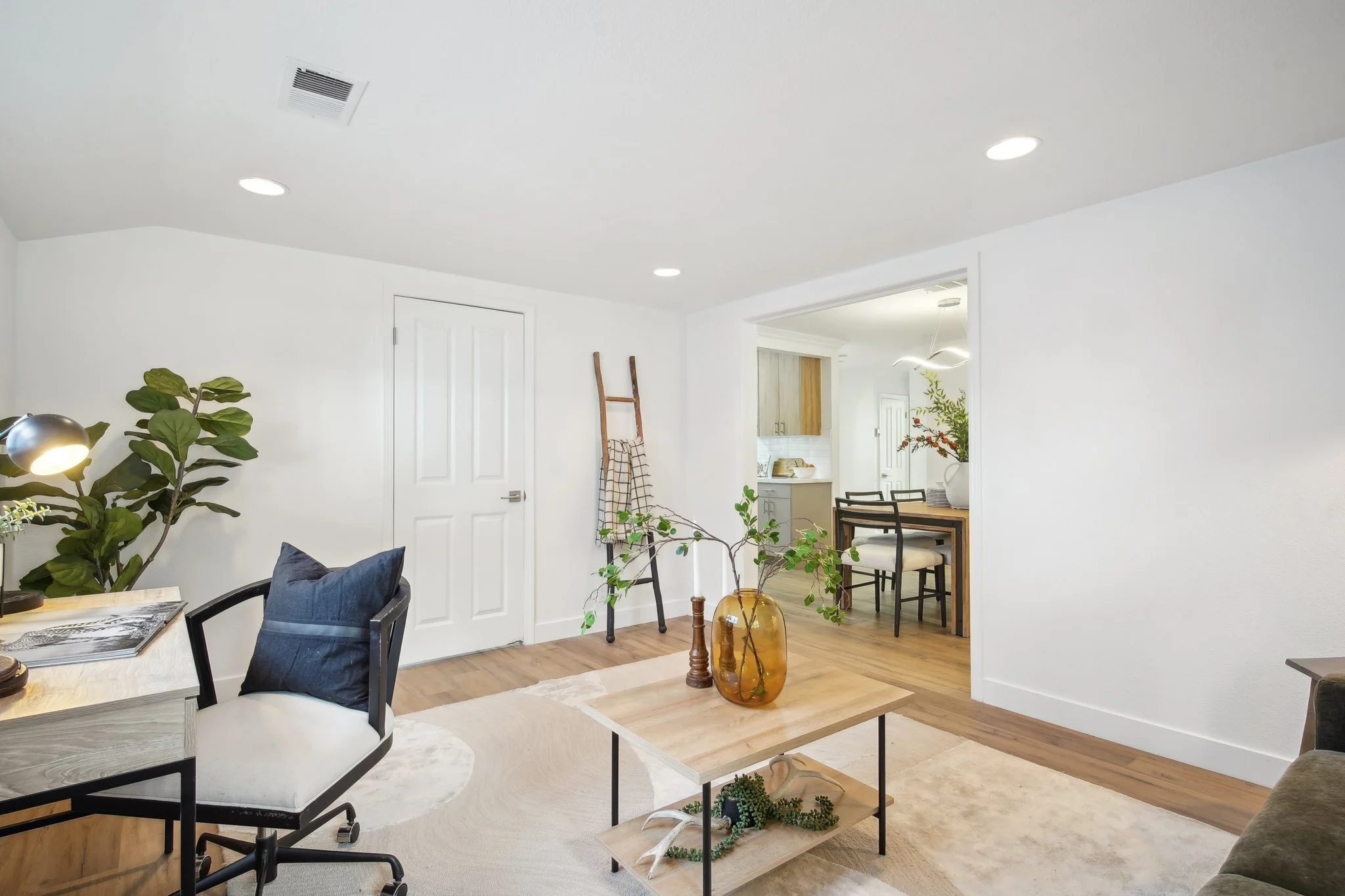 25-web-or-mls-Hampton Ave-025.jpg