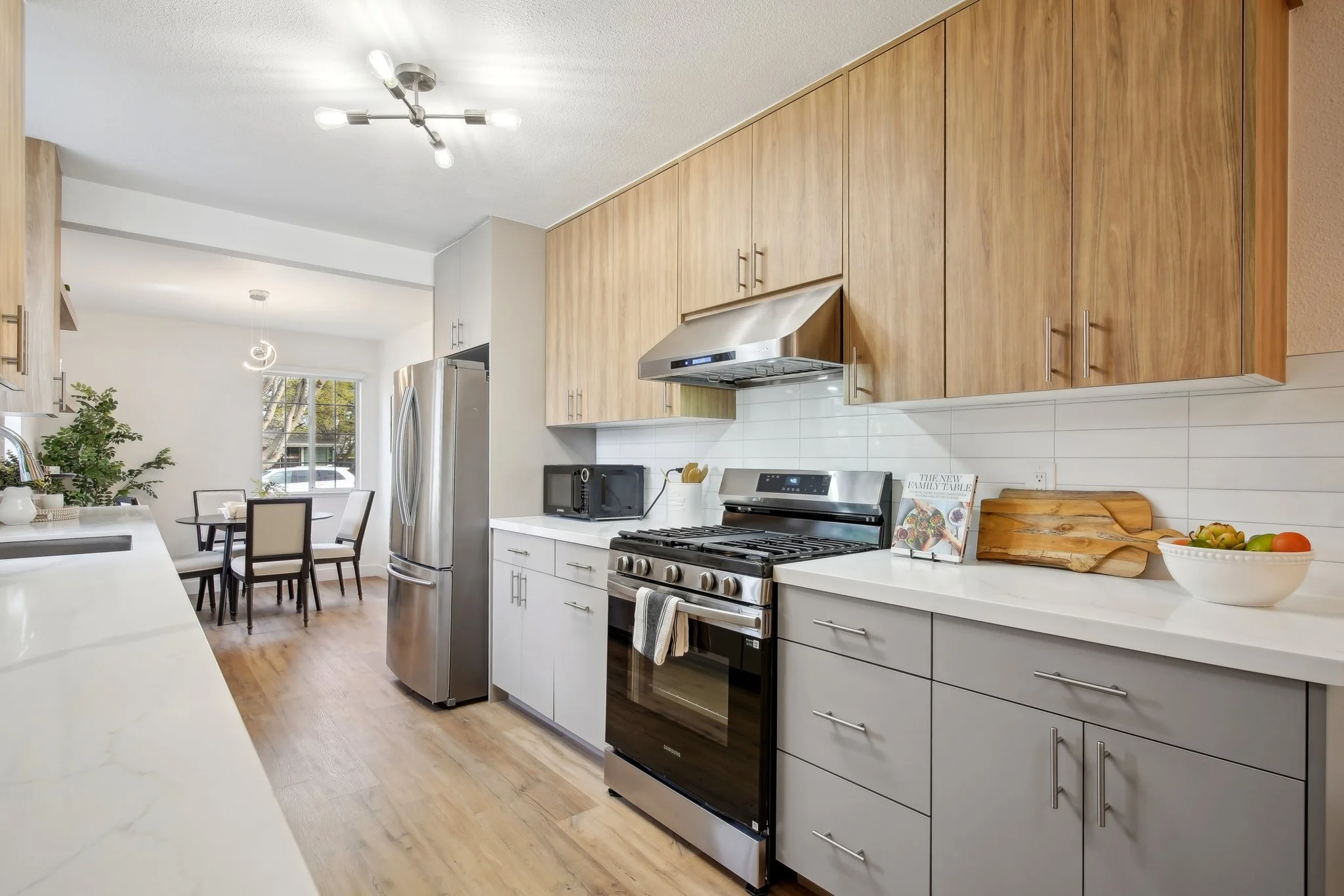 19-web-or-mls-Hampton Ave-019.jpg