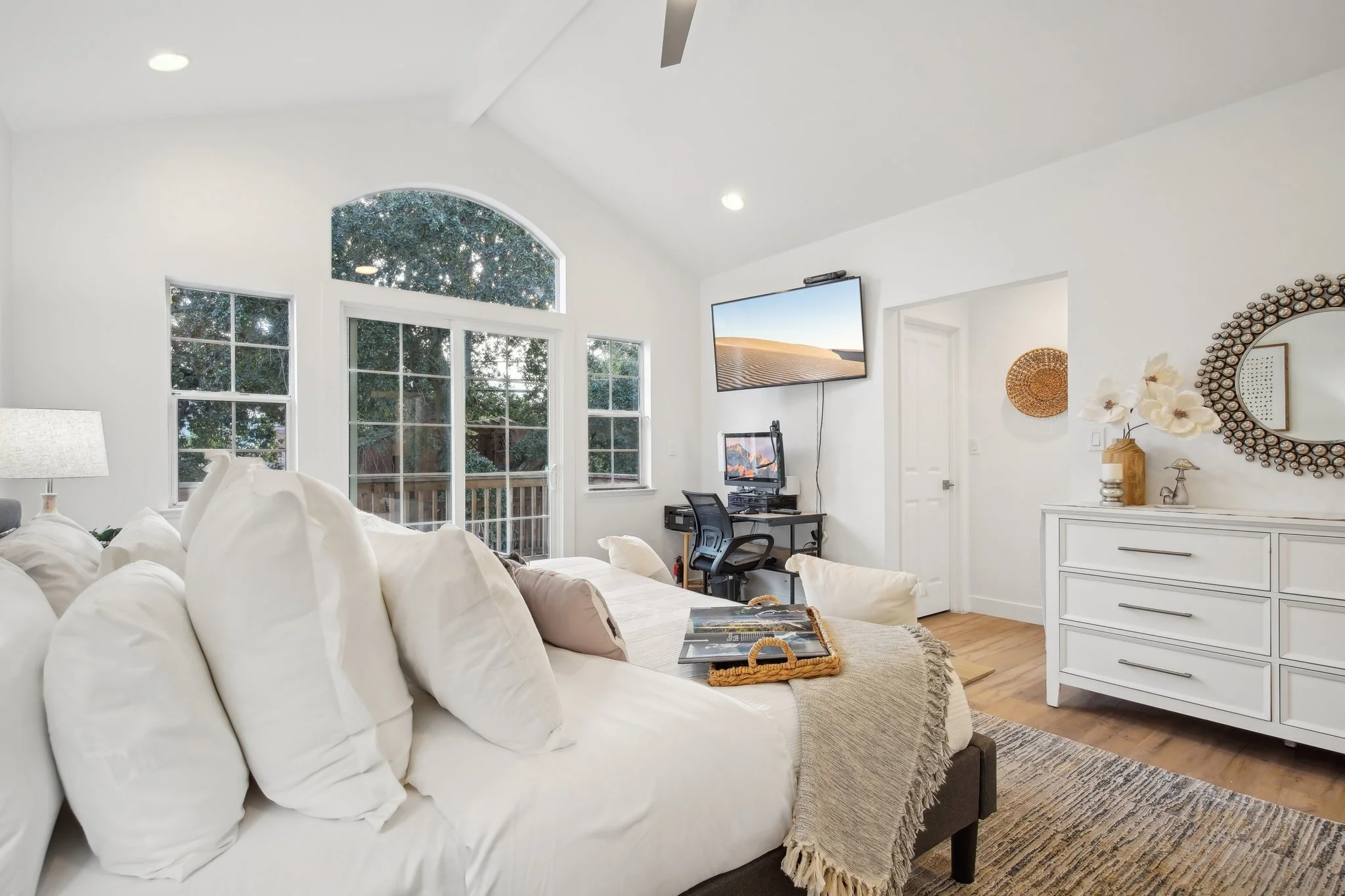 40-web-or-mls-Hampton Ave-040.jpg