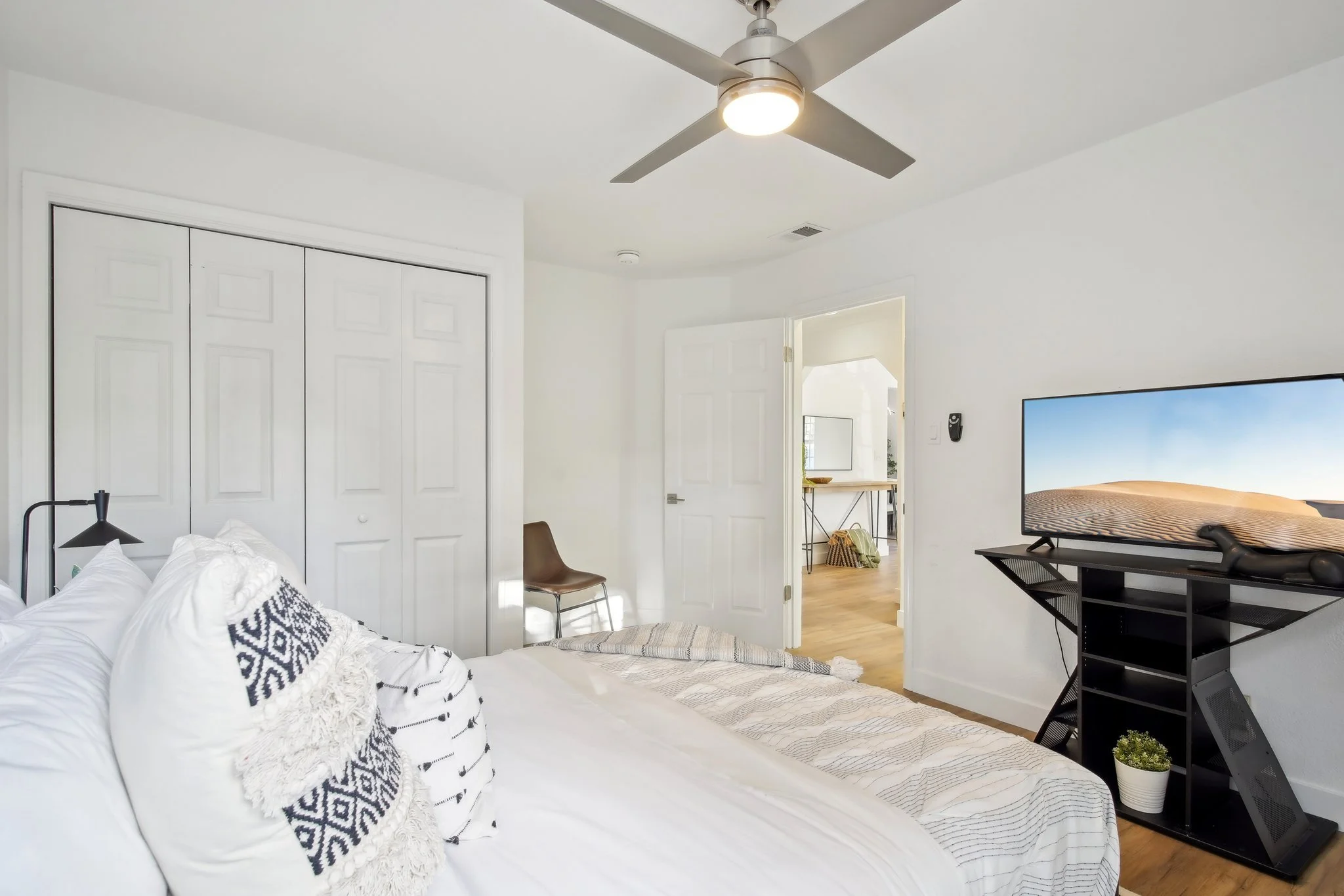 28-web-or-mls-Hampton Ave-028.jpg