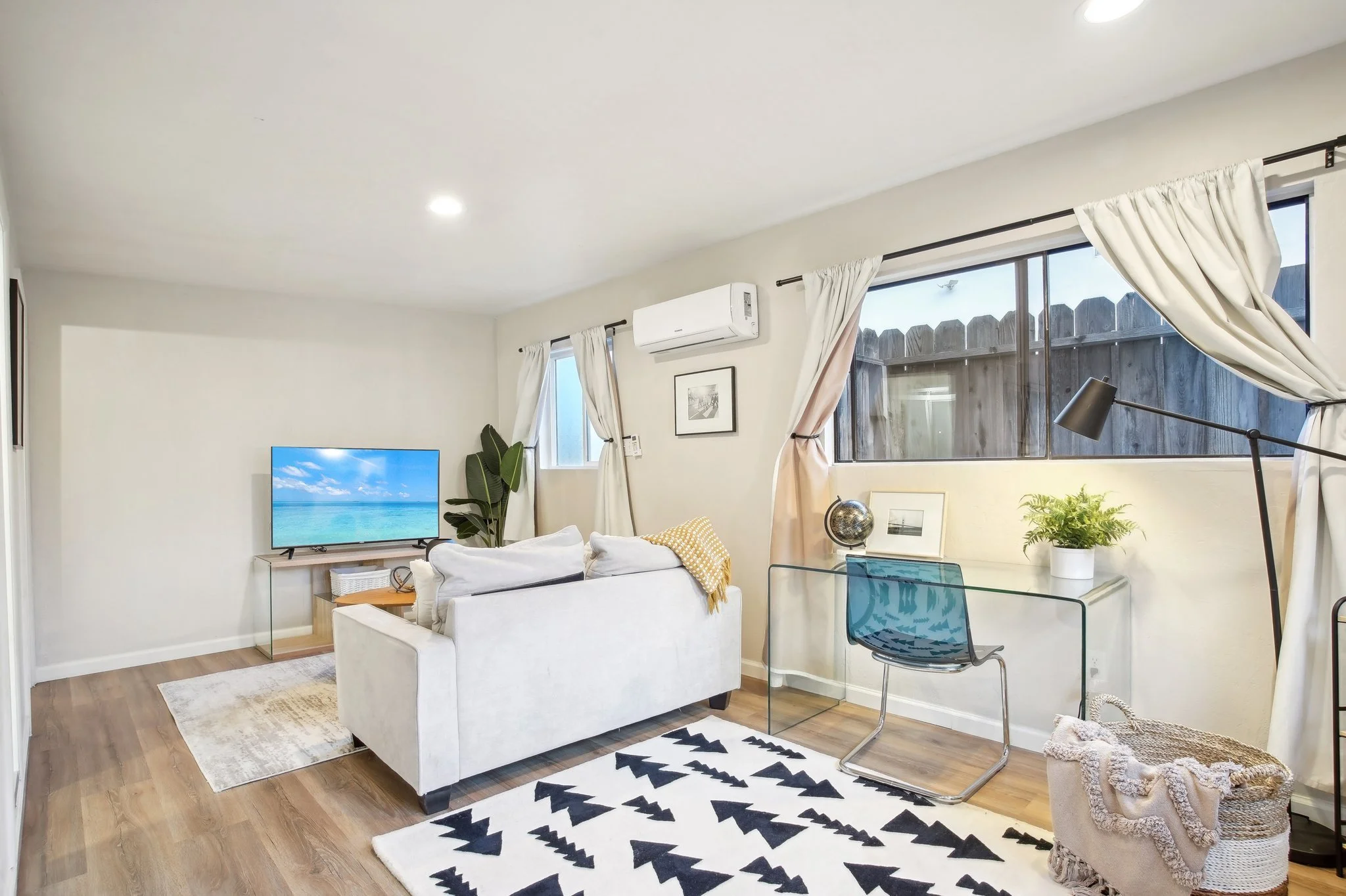 12-web-or-mls-Hampton Ave-012.jpg