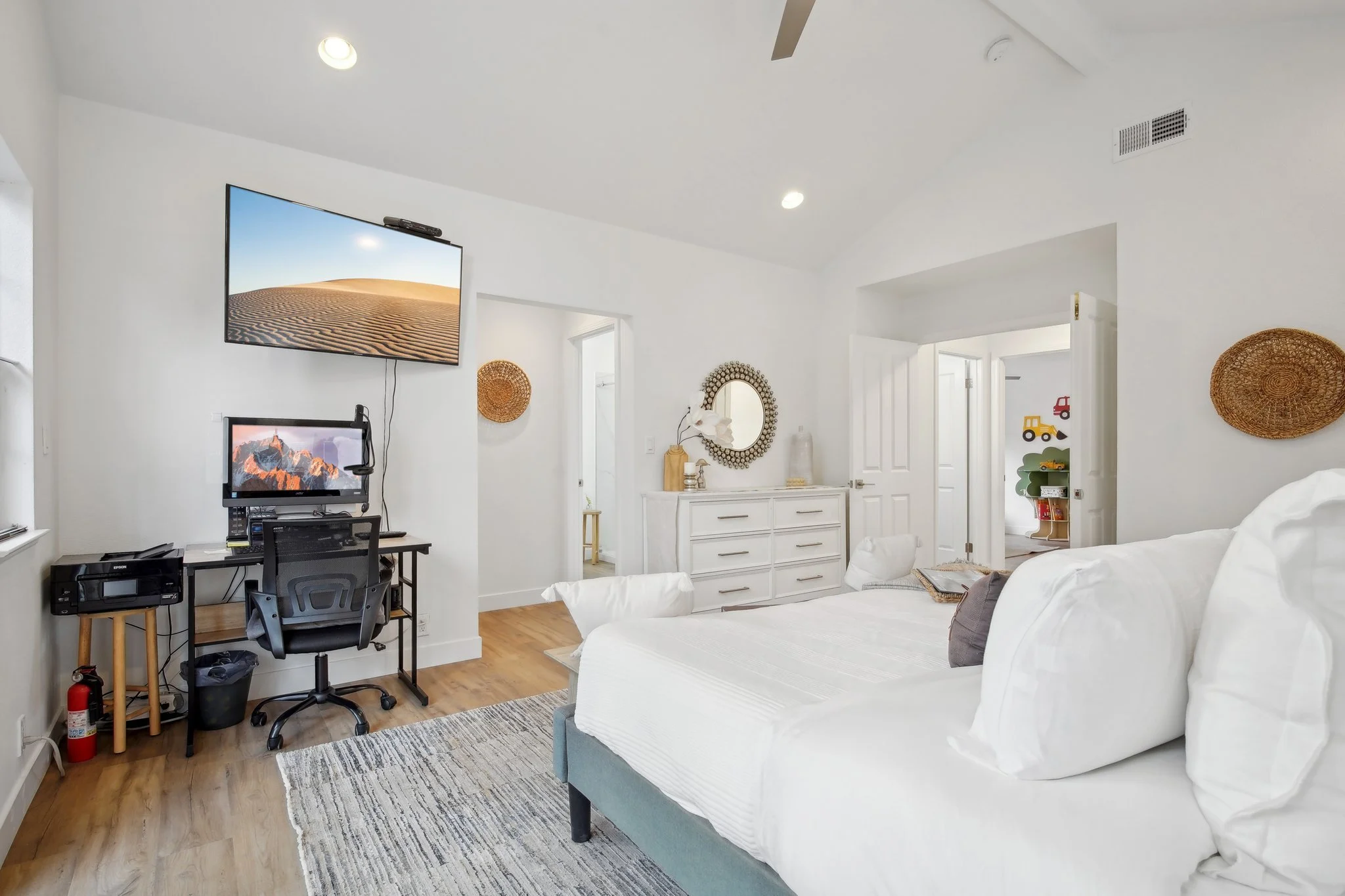 39-web-or-mls-Hampton Ave-039.jpg