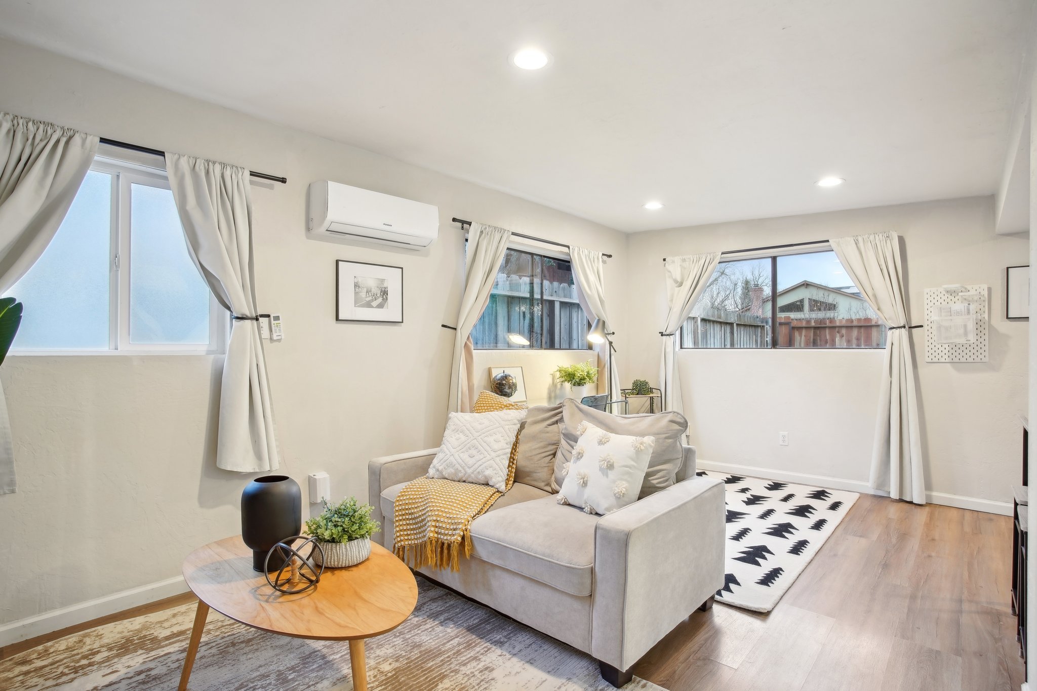 11-web-or-mls-Hampton Ave-011.jpg