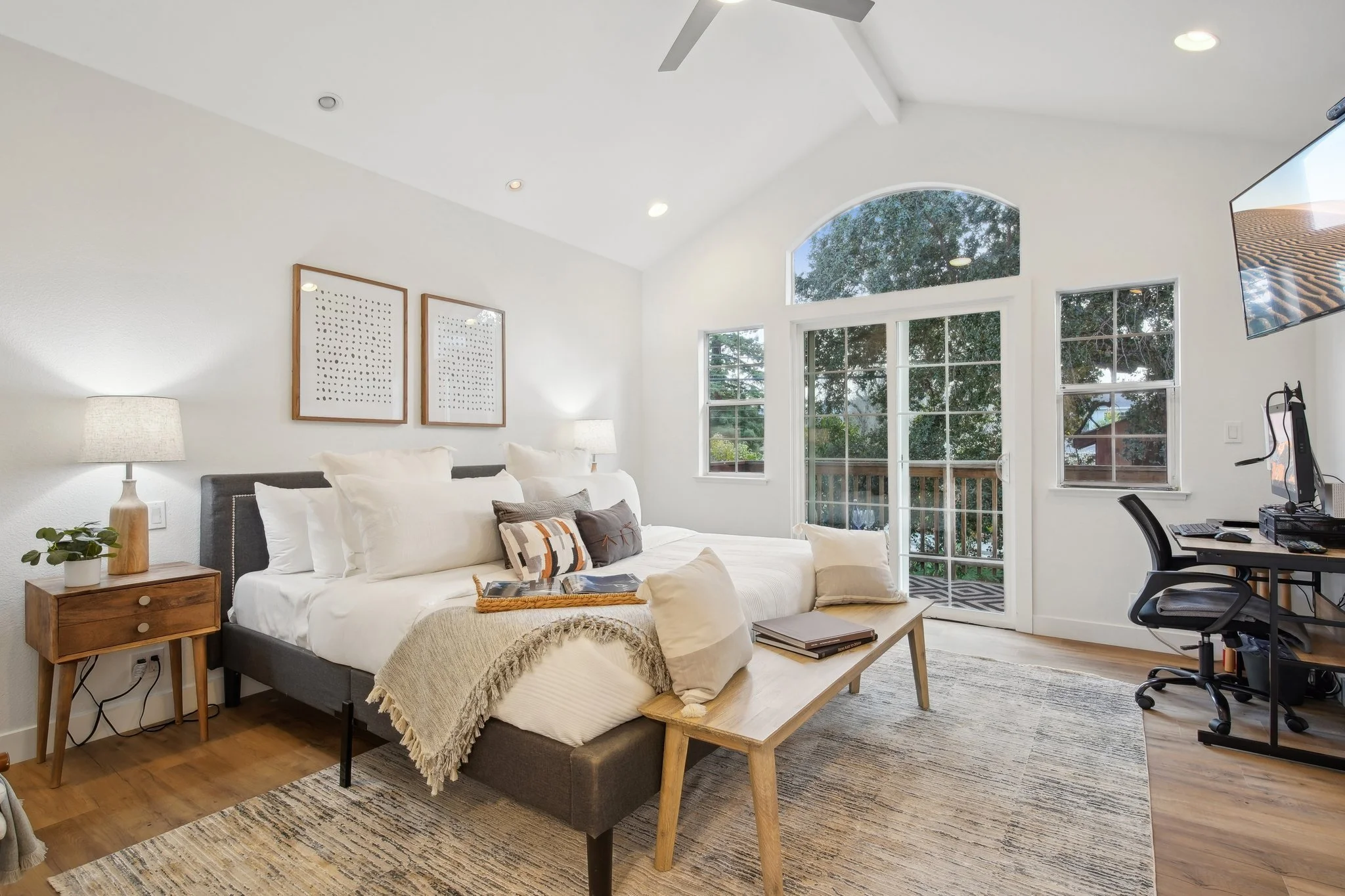 38-web-or-mls-Hampton Ave-038.jpg