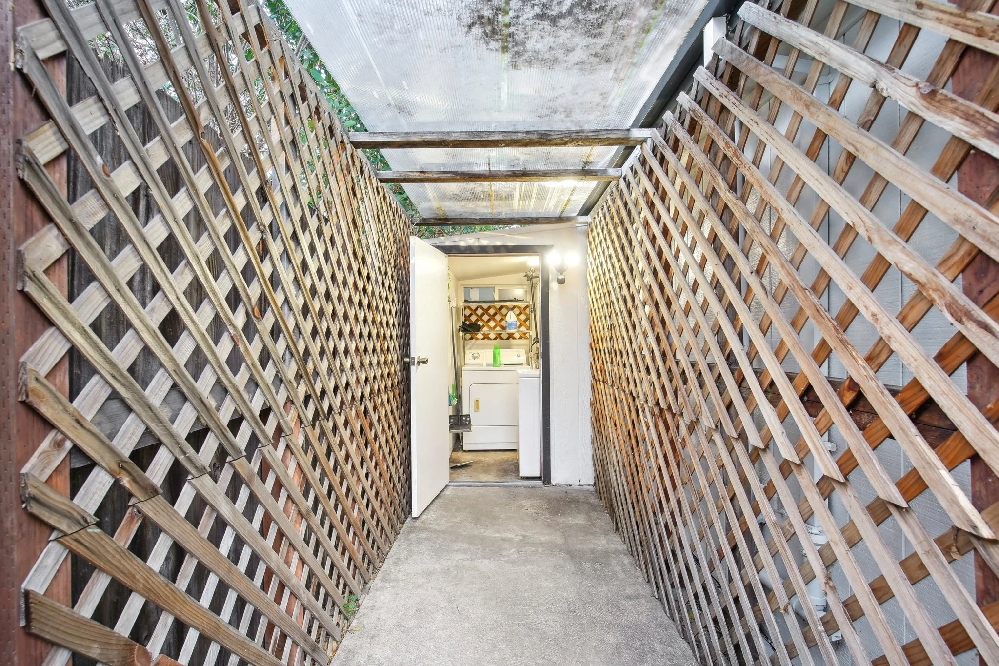 48-web-or-mls-Hampton Ave-048.jpg