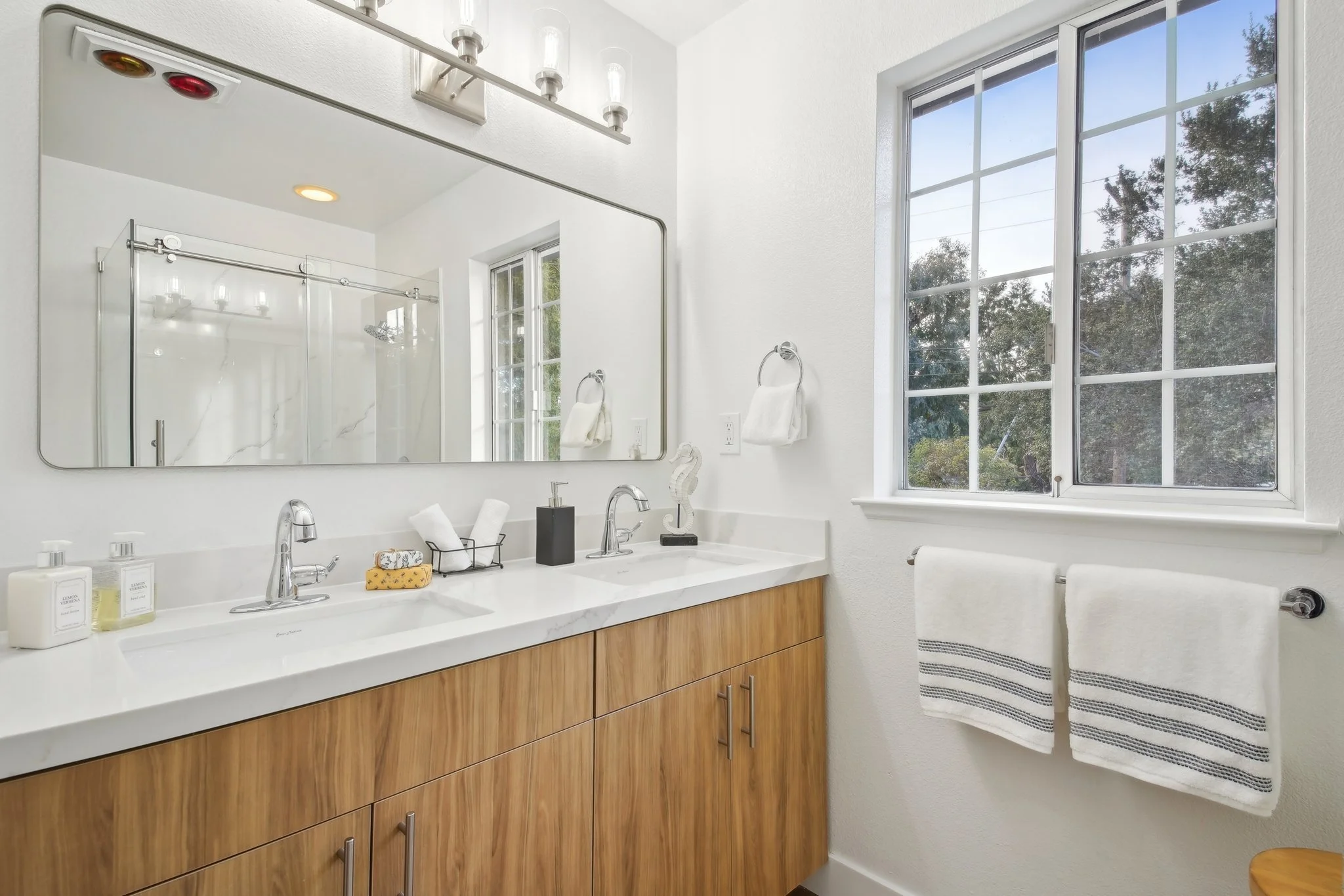 41-web-or-mls-Hampton Ave-041.jpg