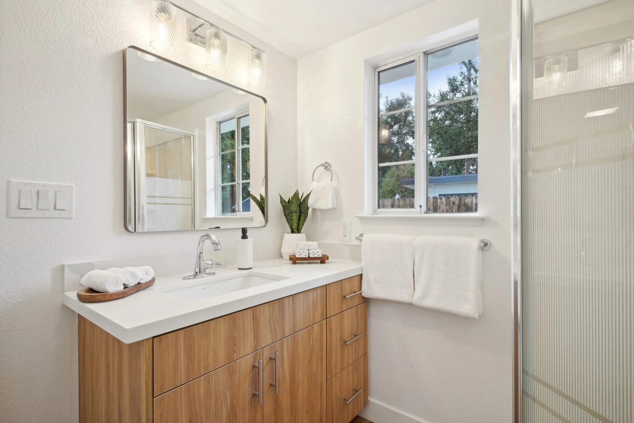 30-web-or-mls-Hampton Ave-030.jpg