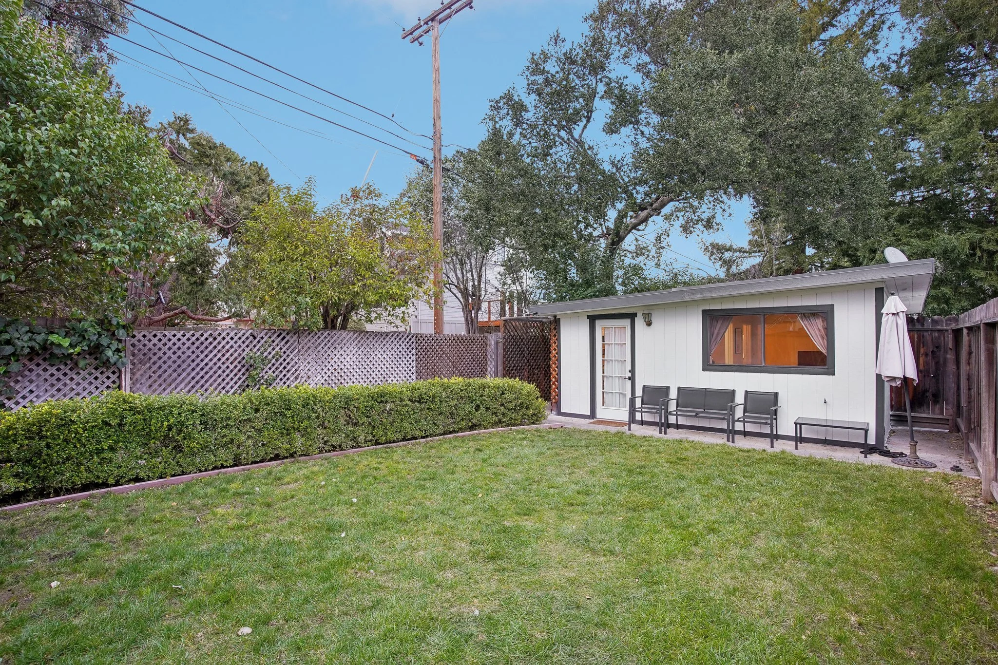 59-web-or-mls-Hampton Ave-059.jpg