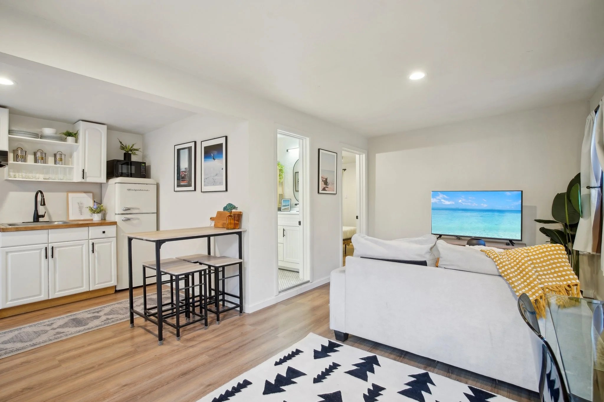 13-web-or-mls-Hampton Ave-013.jpg