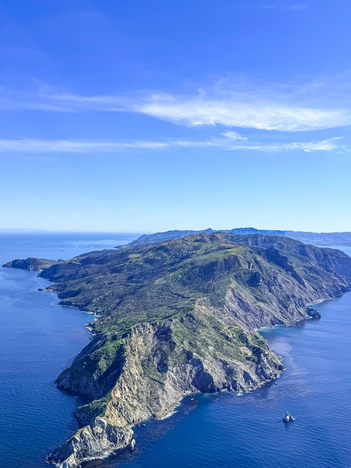 Pics from a lunch run out to Catalina. Saw some green landscapes, met Dusty the cat, and got some cool pics of Avalalon. All in all a good day. 

#generalaviation #socalflying