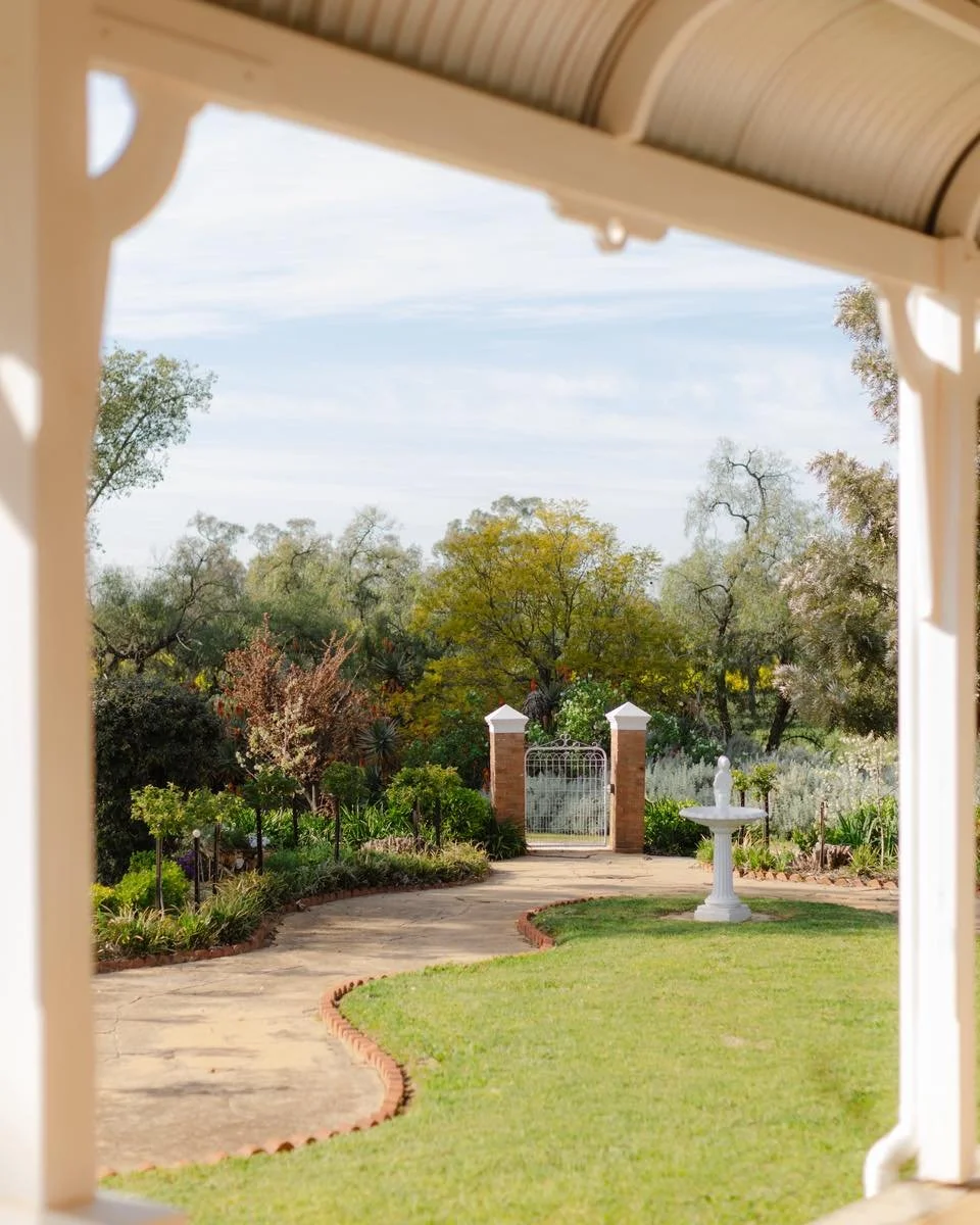 Ceremony in the garden, cocktails on the lawn and marquee reception as the sun sets 🍹✨🤍
sallydugganphotography
#countryhousewedding #alburywedding #ruralwedding #waggawedding #farmwedding #countryweddings #gardenwedding #Riverinaweddings #Farmweddi