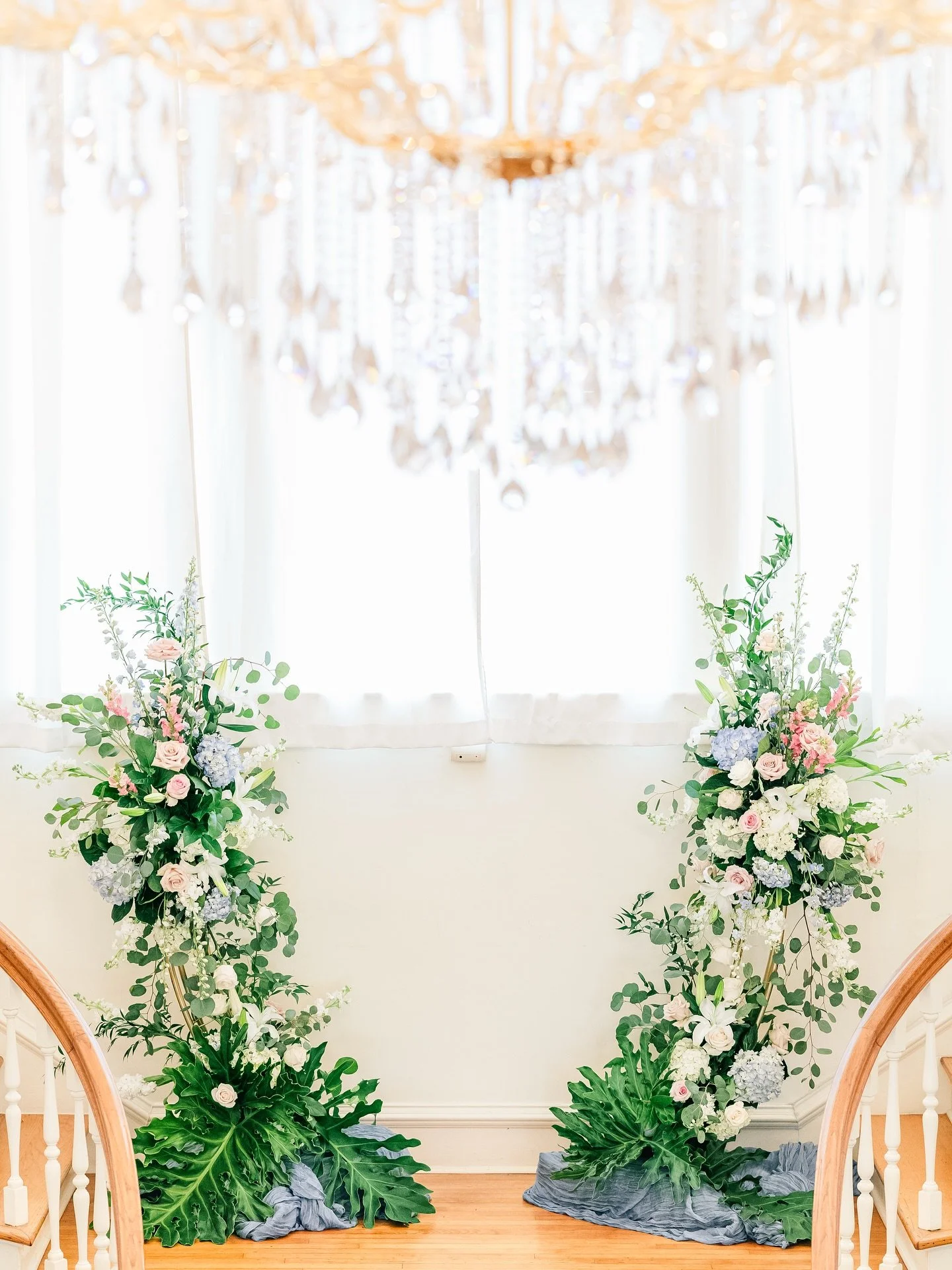 Swooning over these ceremony details on the grand staircase&hellip;✨

📸: @haleighkphoto