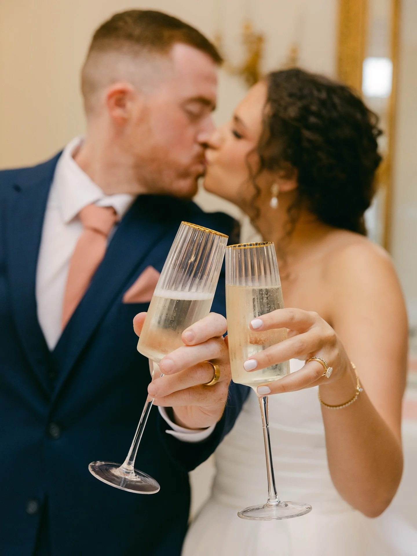 🥂 Cheers to the weekend &mdash; and to all moments celebrated at Oak Crest!

📸: @haleyanspachphotography