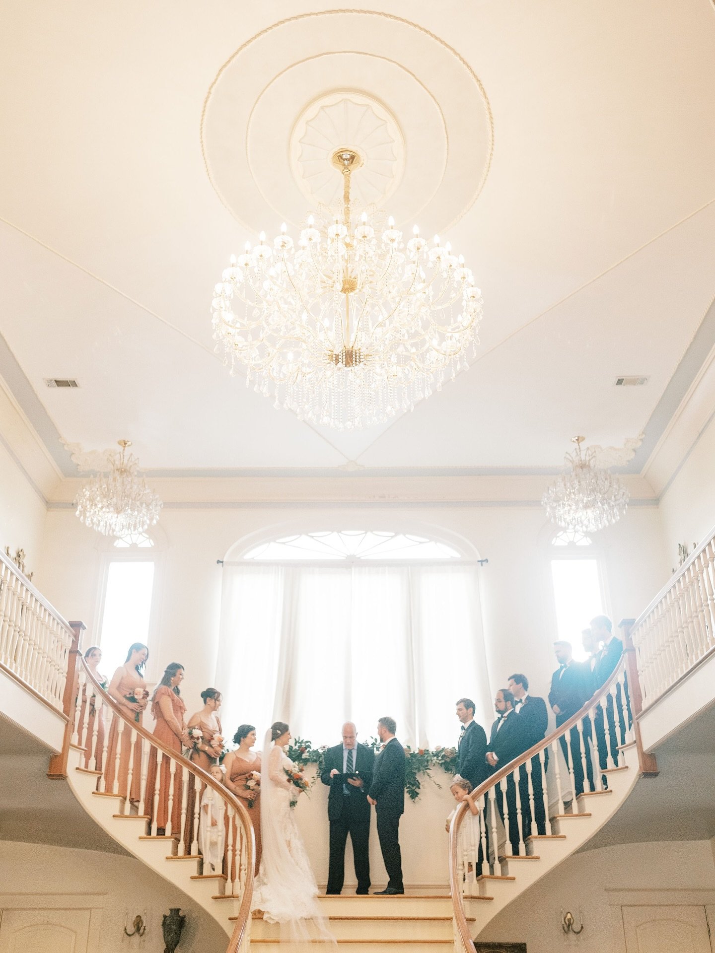 ✨there&rsquo;s just nothing like an intimate ceremony on the grand staircase&hellip; 

📷: @annieelisephotography