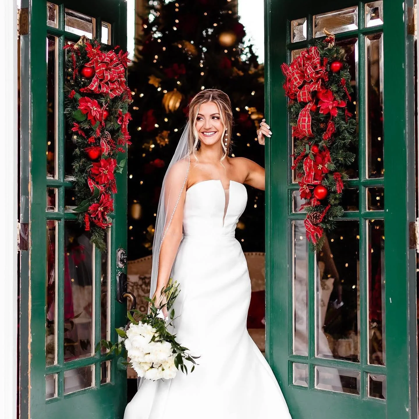 Married in the most magical season 🎄✨

📸: @wonderphotograph